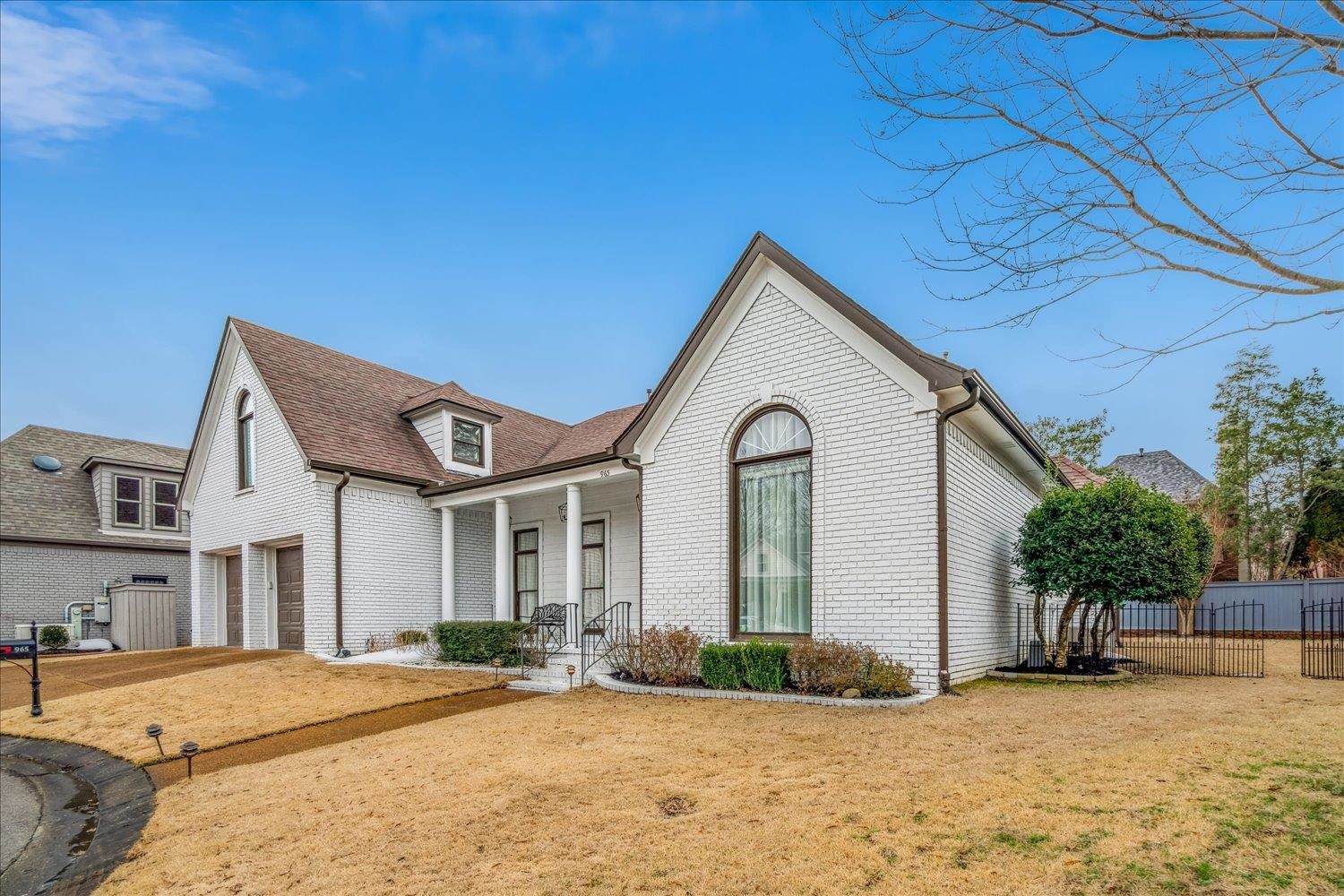 965 Village Oak Cv