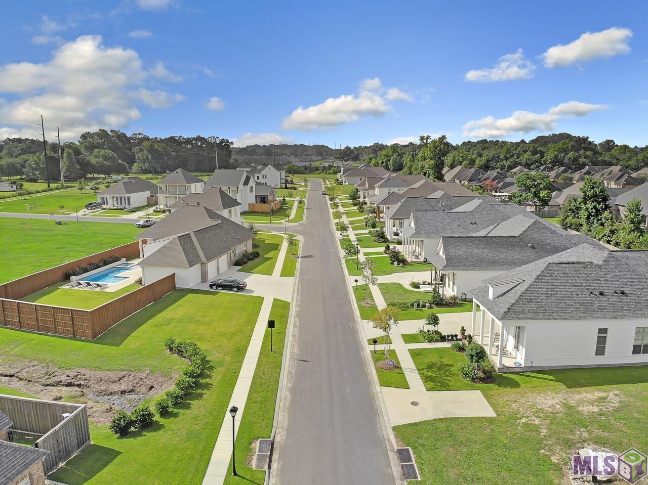 27 OAKLAND CROSSING BLVD, Prairieville, LA 70769