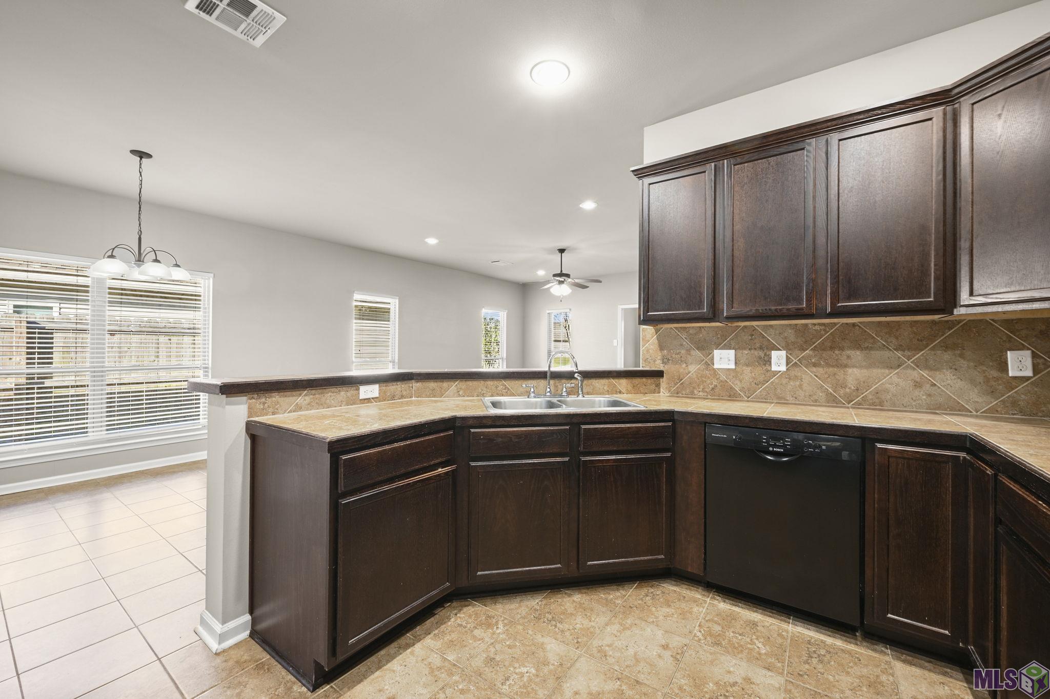 42391 CEDARSTONE AVE, Prairieville, LA 70769