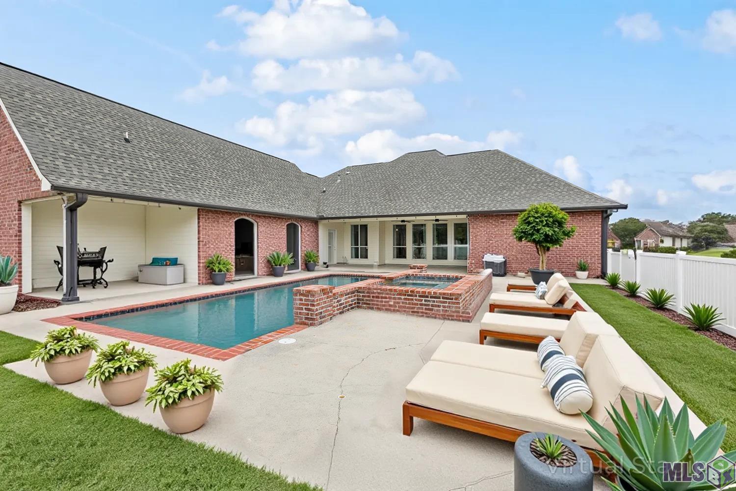 11177 TORIA LN, St. Amant, LA 70774