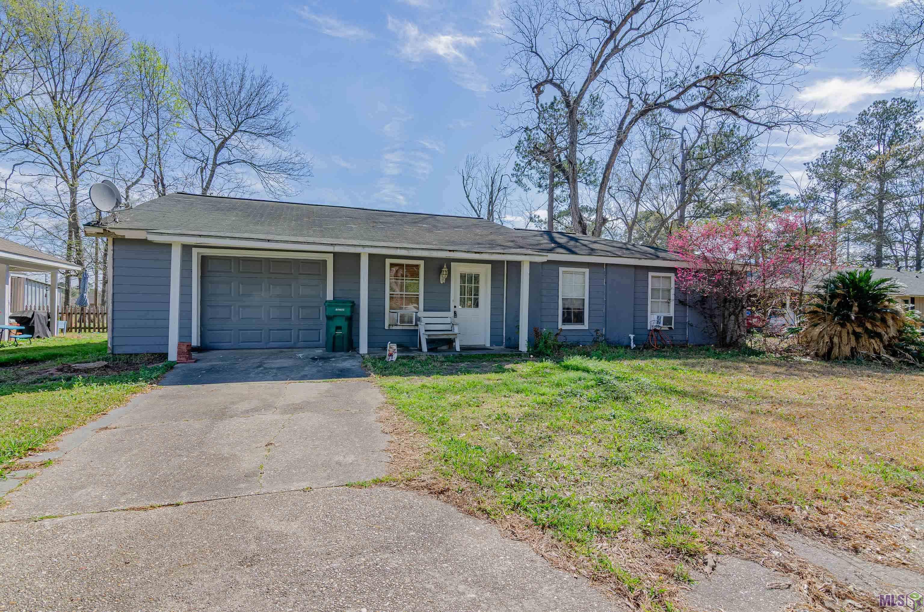 30700 COUNTRY CLUB LN, Denham Springs, LA 70726