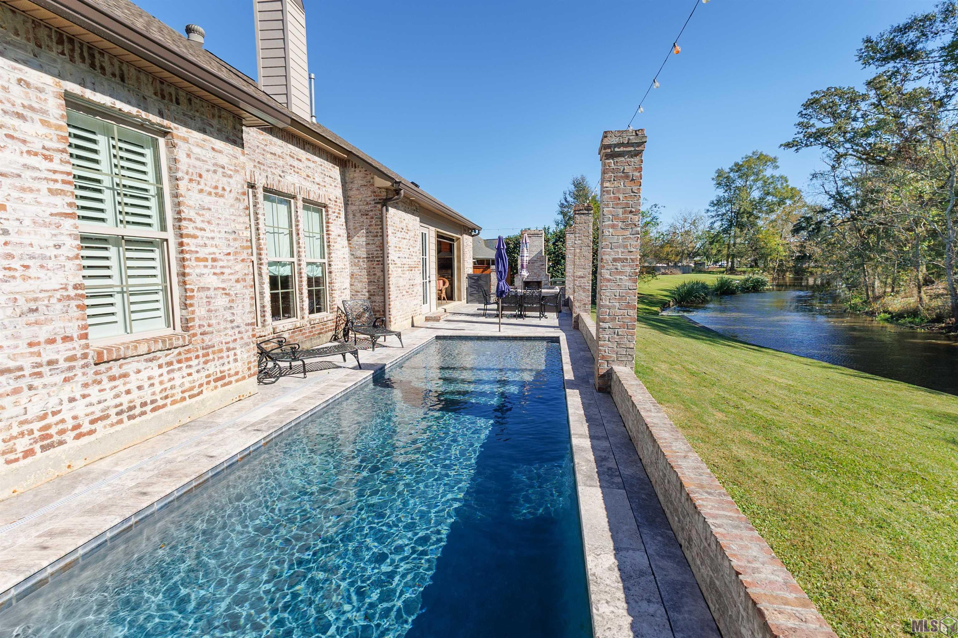 11081 TORIA LN, St. Amant, LA 70774