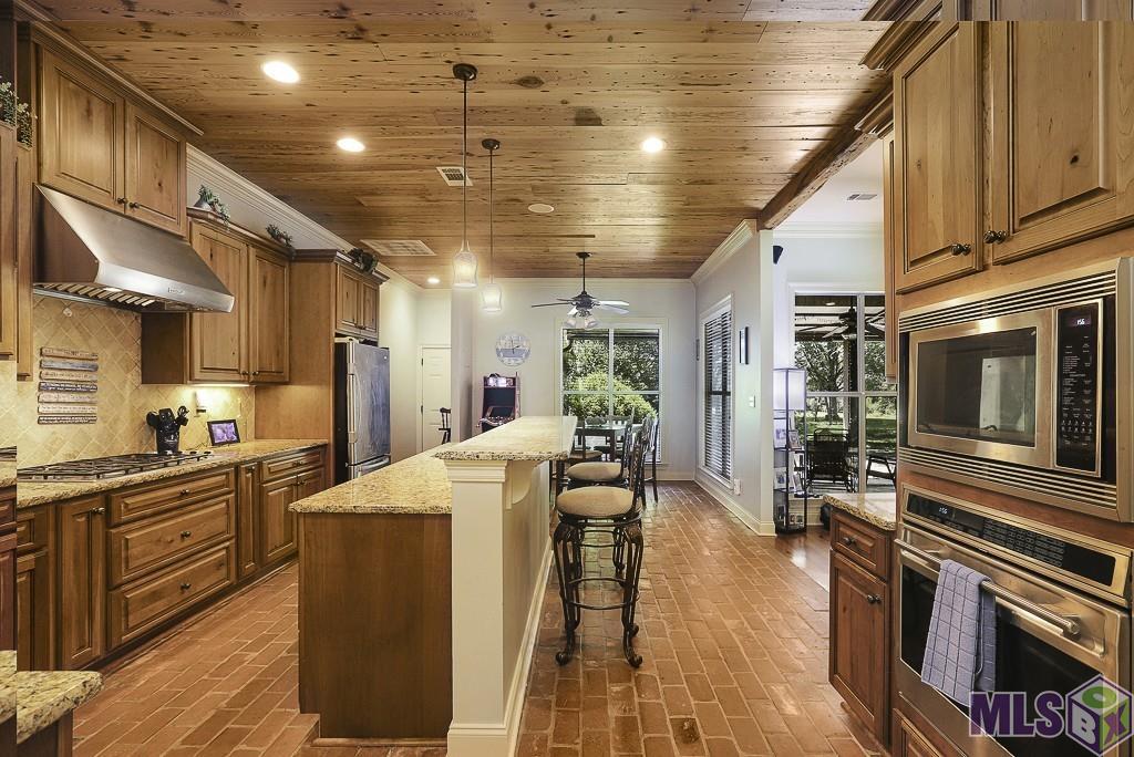 8567 PIN OAK DR, Zachary, LA 70791