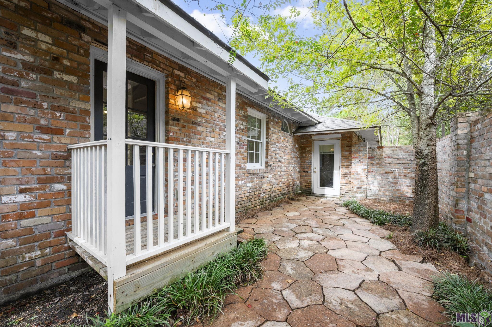 9136 S CONTOUR DR, Baton Rouge, LA 70809