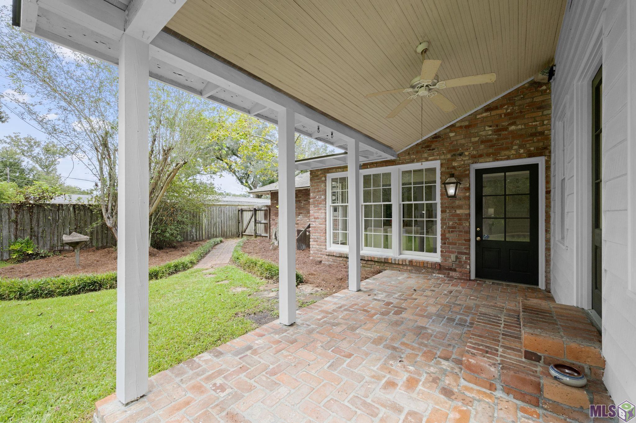 9136 S CONTOUR DR, Baton Rouge, LA 70809