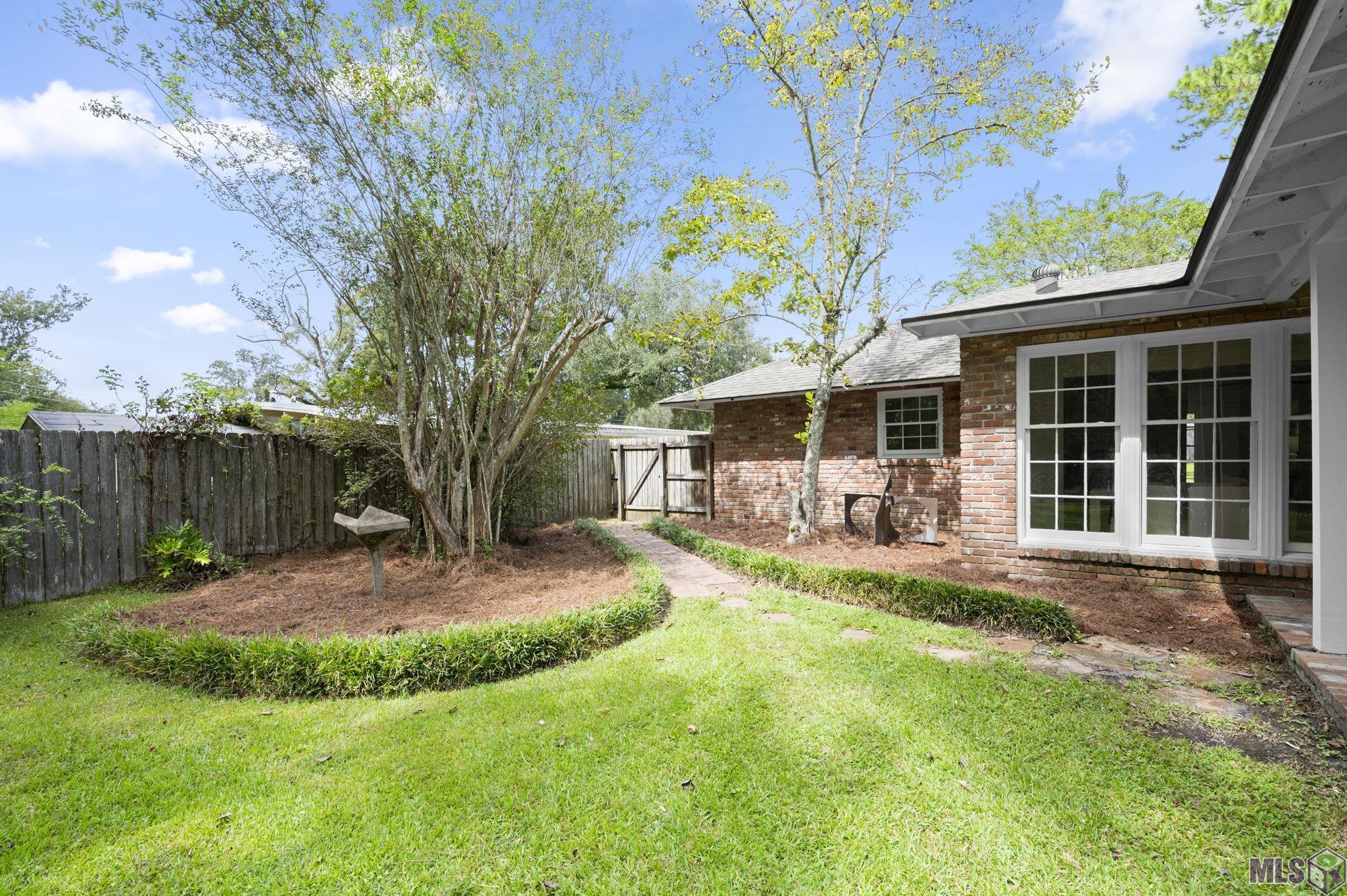 9136 S CONTOUR DR, Baton Rouge, LA 70809