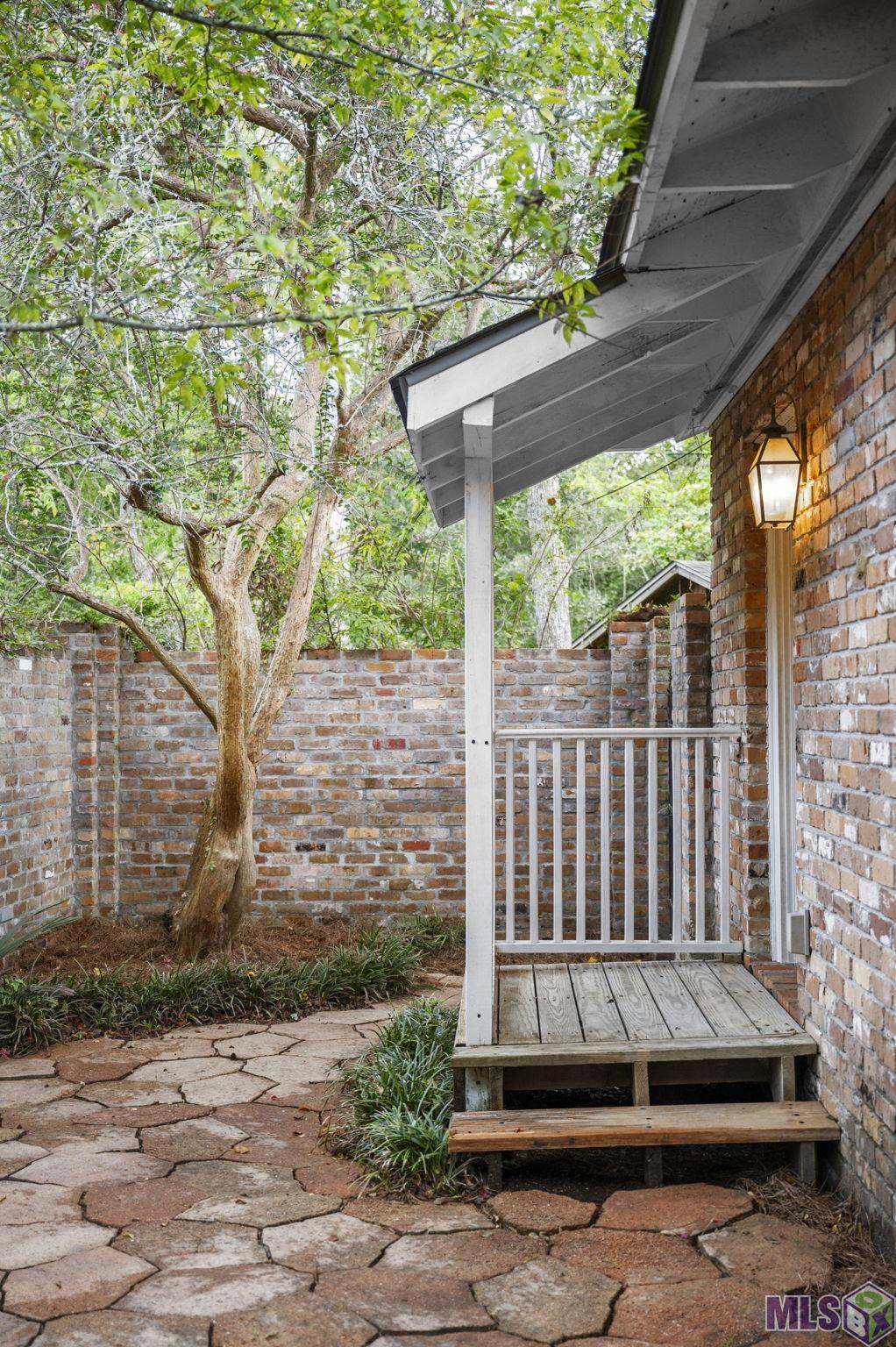 9136 S CONTOUR DR, Baton Rouge, LA 70809