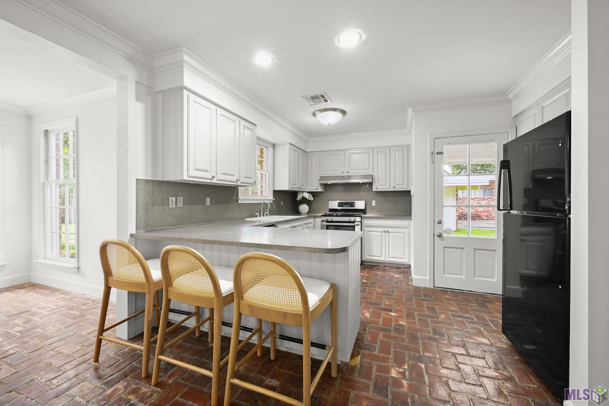 9136 S CONTOUR DR, Baton Rouge, LA 70809