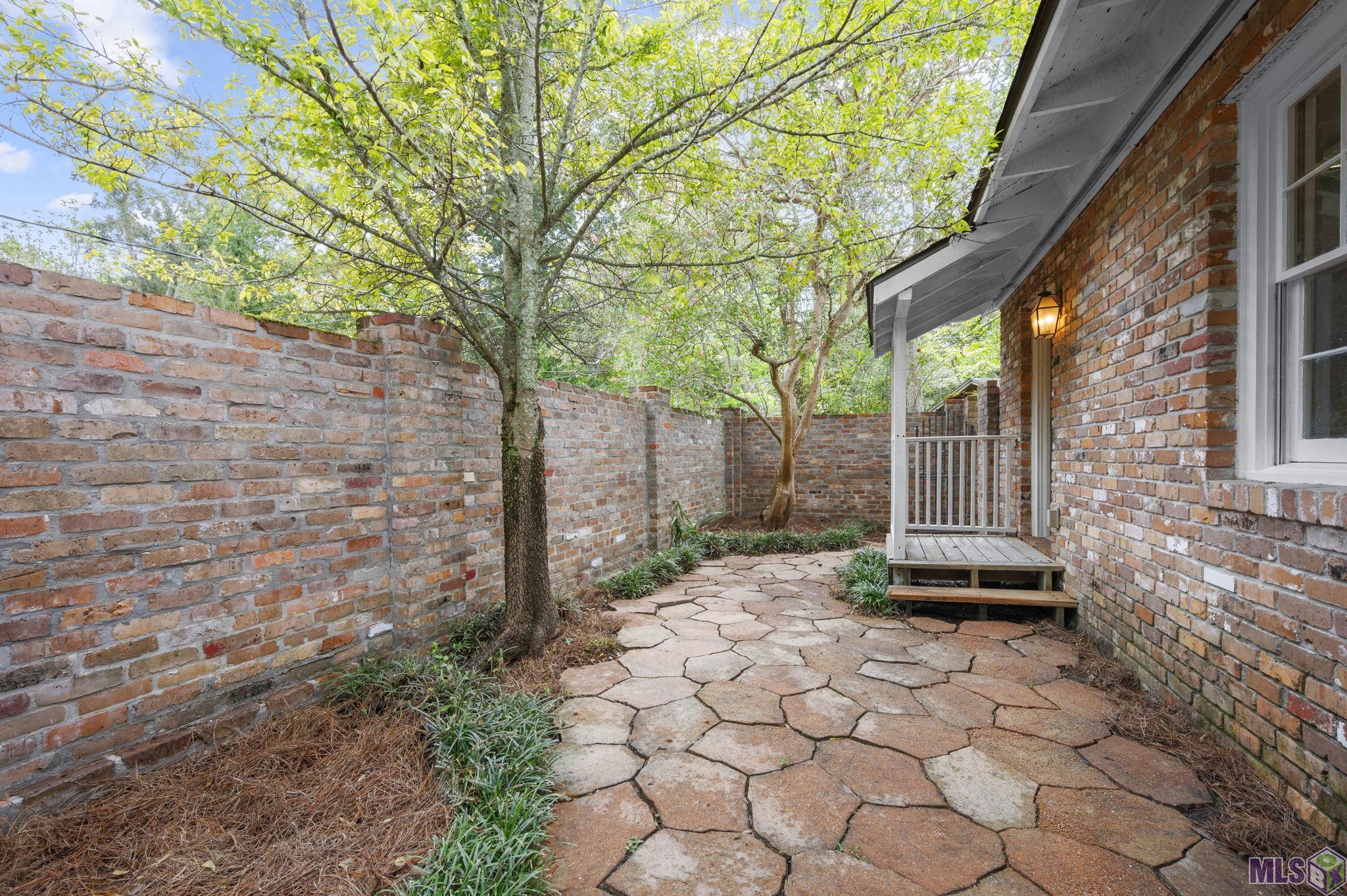 9136 S CONTOUR DR, Baton Rouge, LA 70809