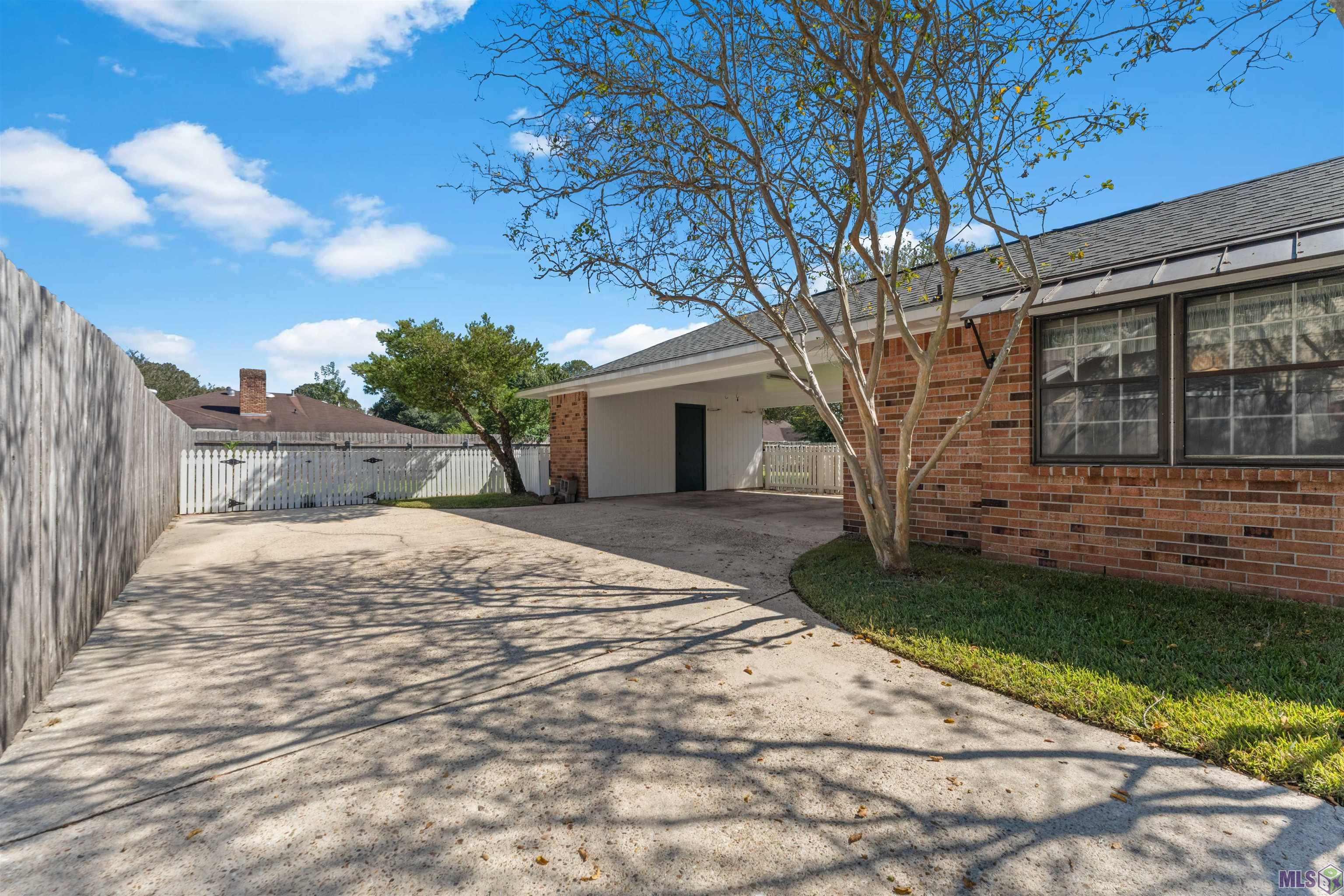 2137 SPRUCEWOOD DR, Baton Rouge, LA 70816