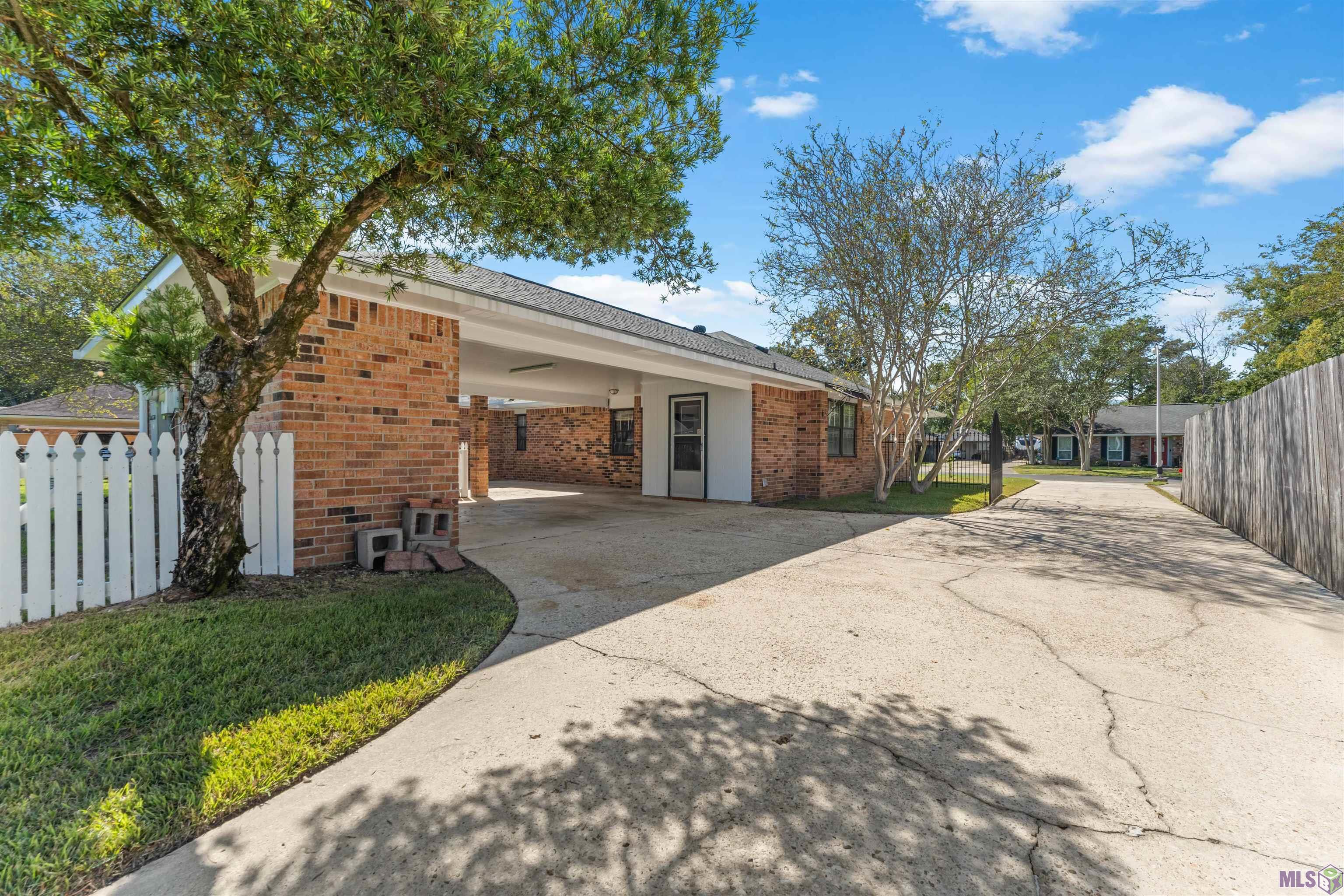 2137 SPRUCEWOOD DR, Baton Rouge, LA 70816