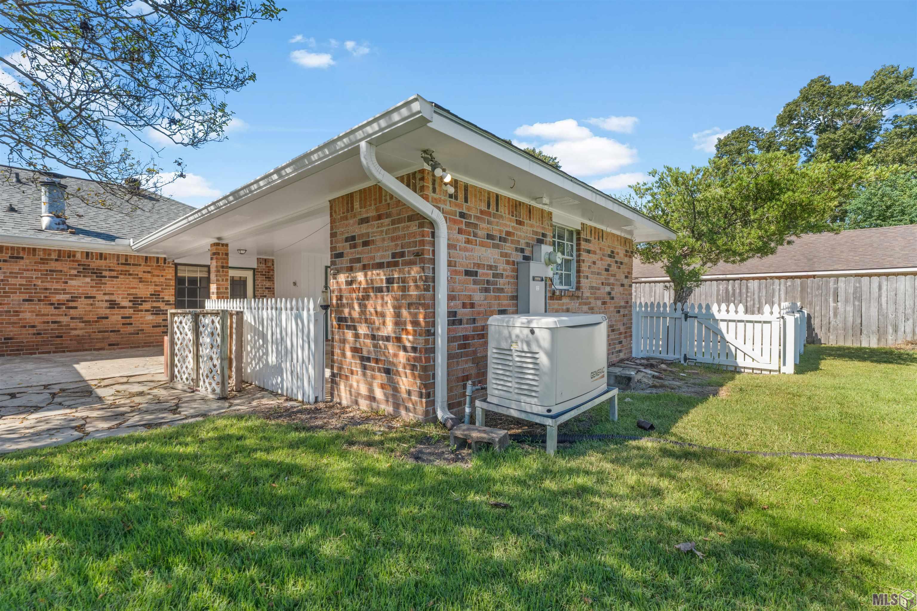 2137 SPRUCEWOOD DR, Baton Rouge, LA 70816