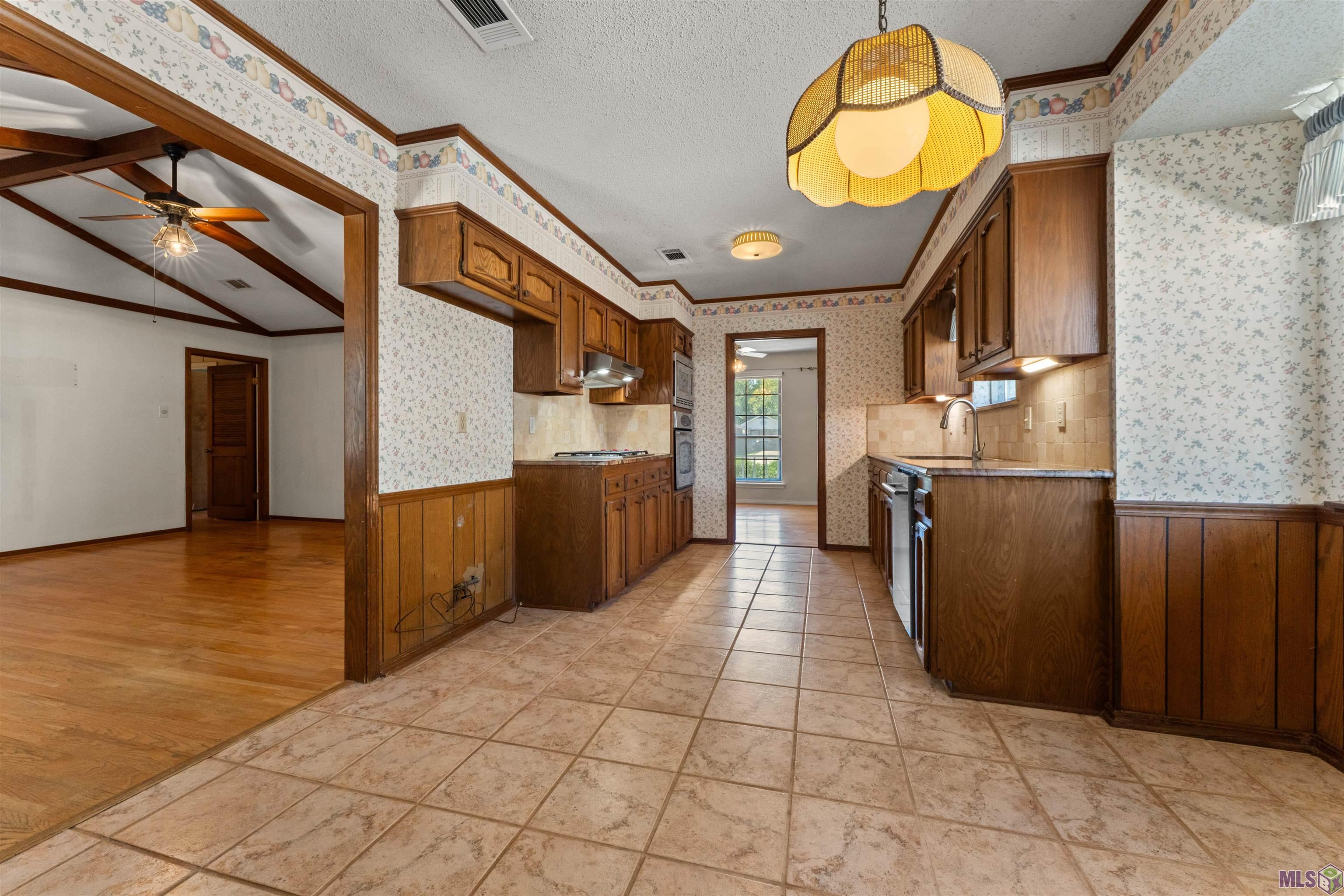 2137 SPRUCEWOOD DR, Baton Rouge, LA 70816