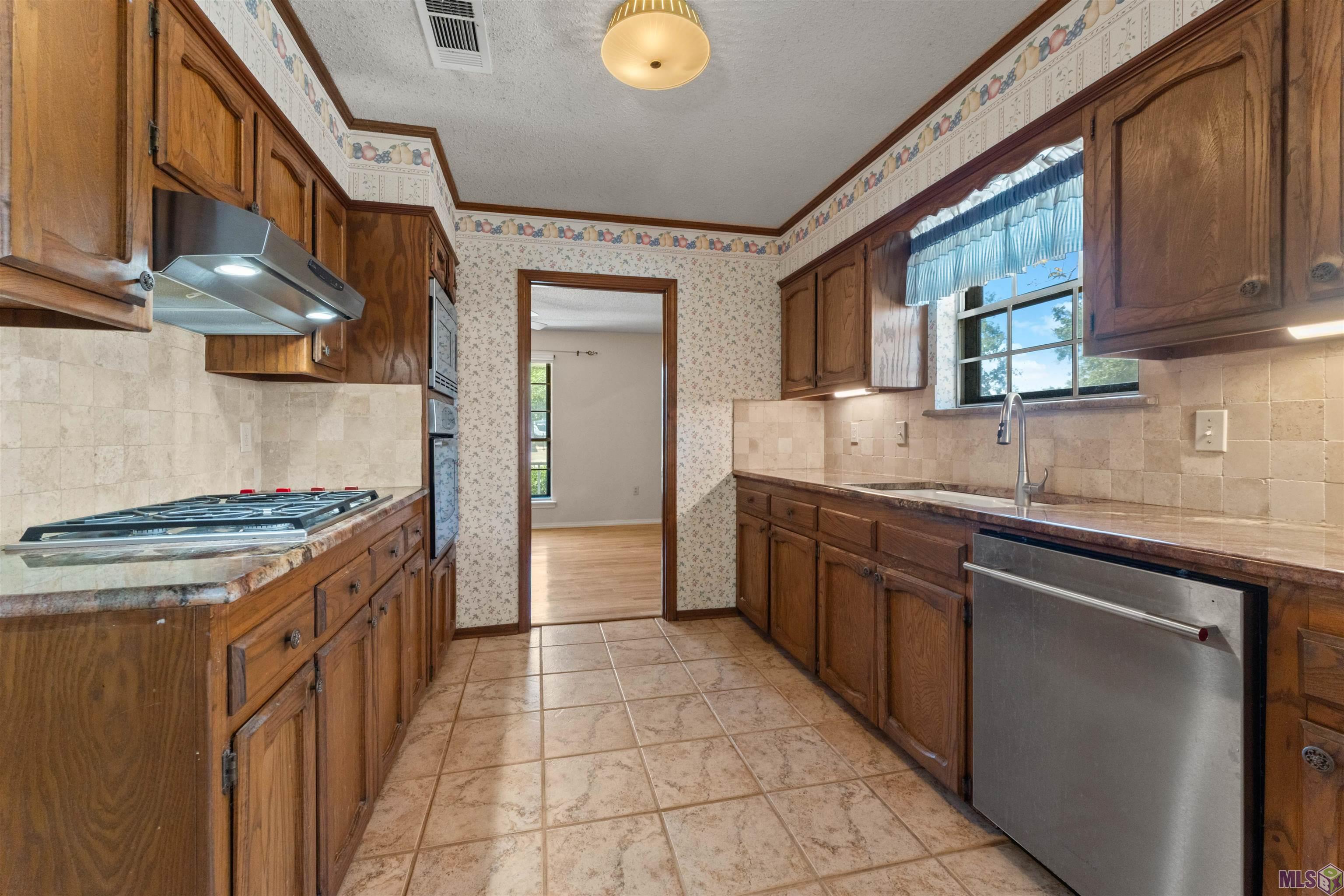 2137 SPRUCEWOOD DR, Baton Rouge, LA 70816
