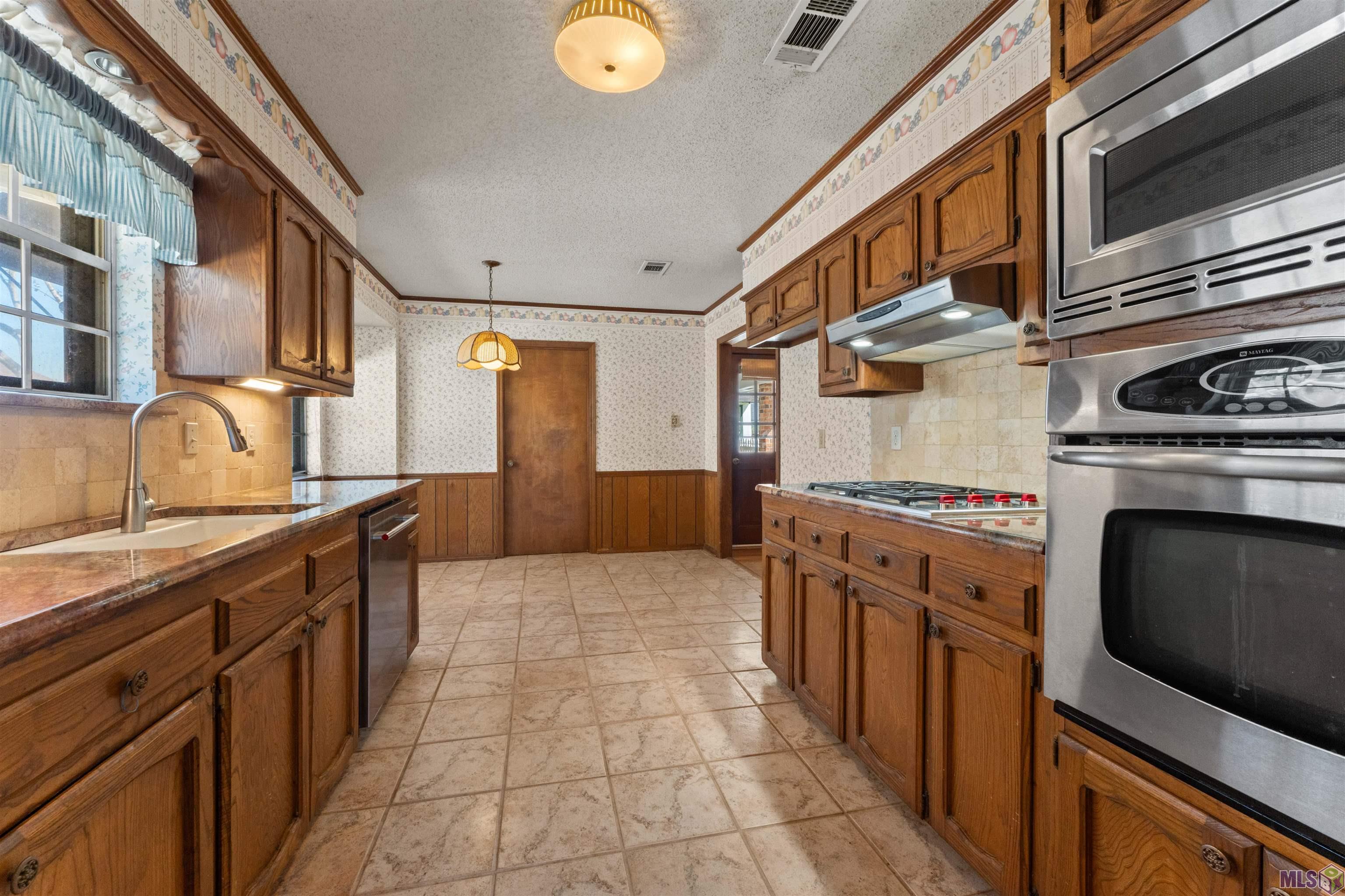 2137 SPRUCEWOOD DR, Baton Rouge, LA 70816