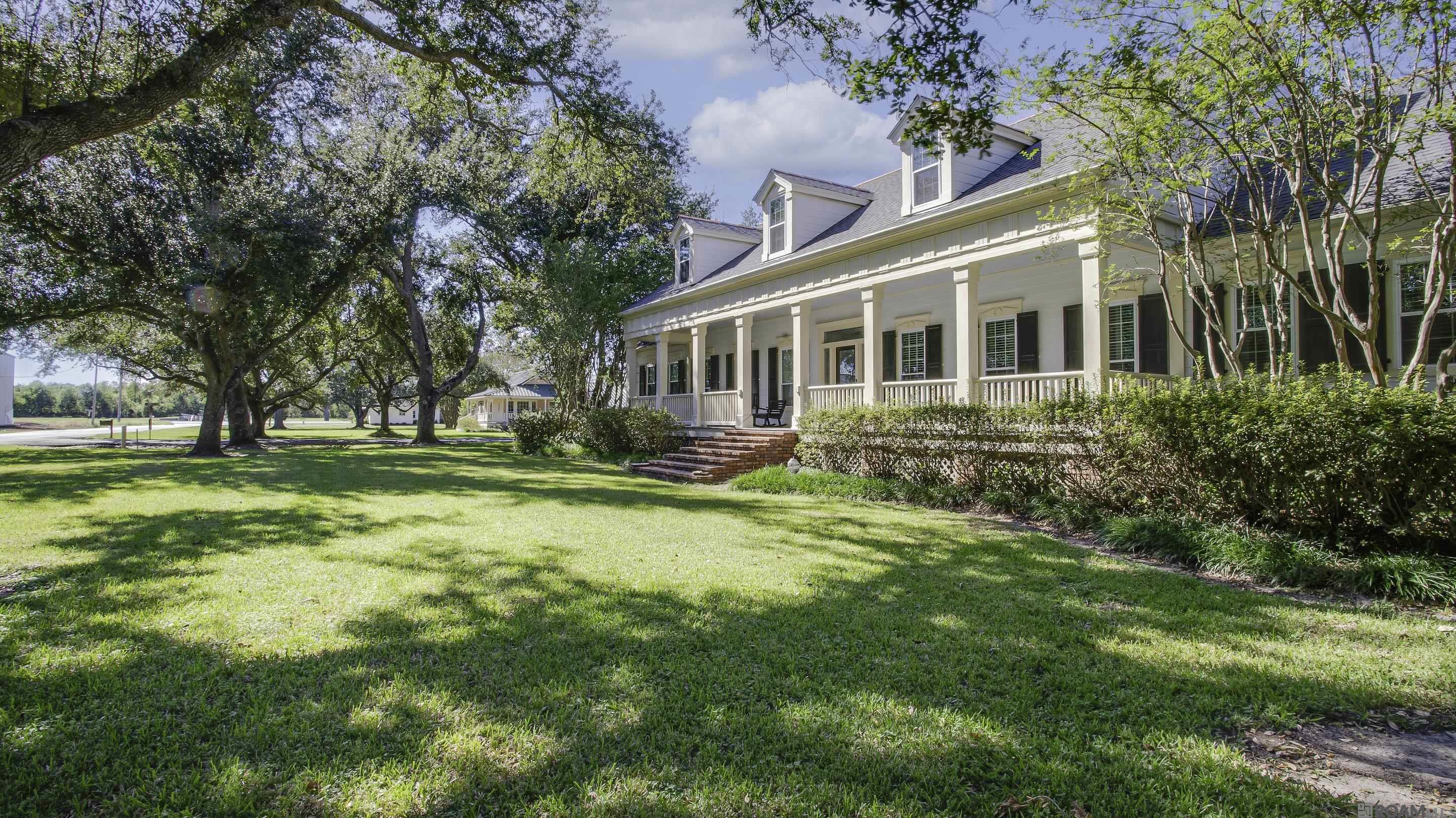 216 Ridgewood Blvd., Golden Meadow, LA, 70357