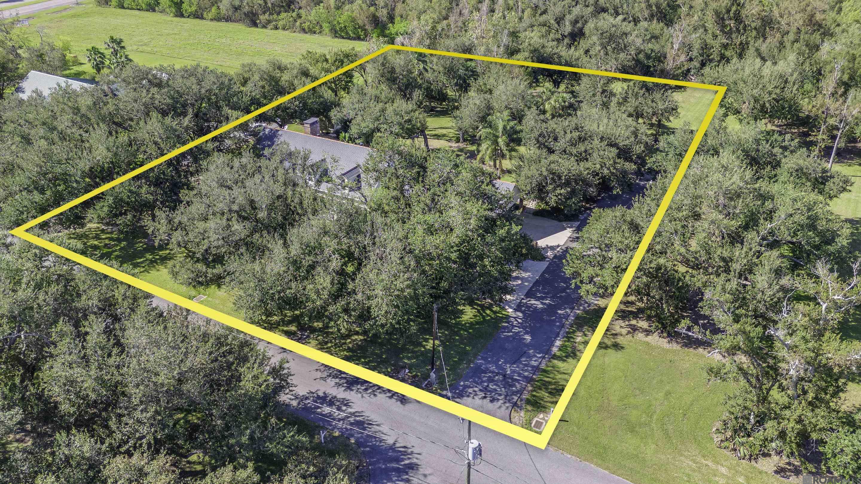 216 Ridgewood Blvd., Golden Meadow, LA, 70357