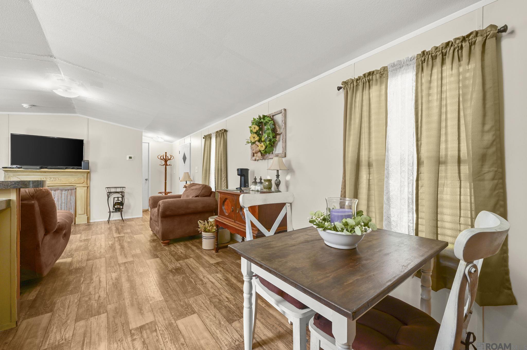 15324 E Beaver  Dr, Pride, LA, 70770