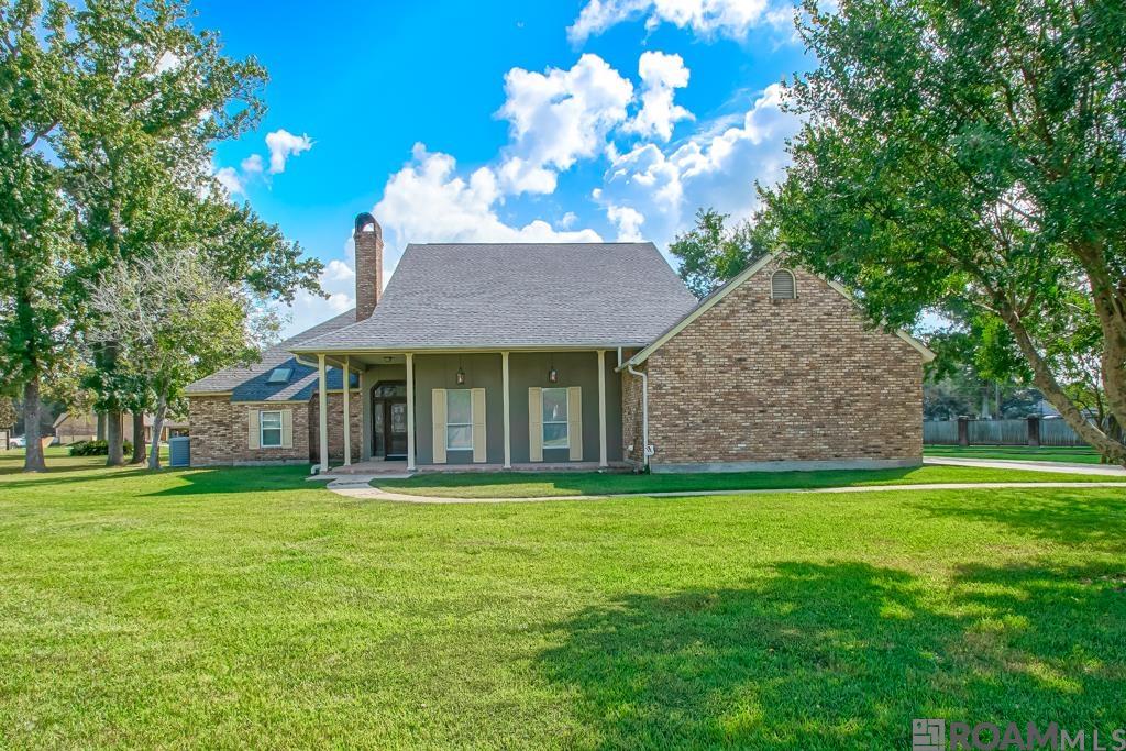 907 Colonial Dr, Port Allen, LA, 70767