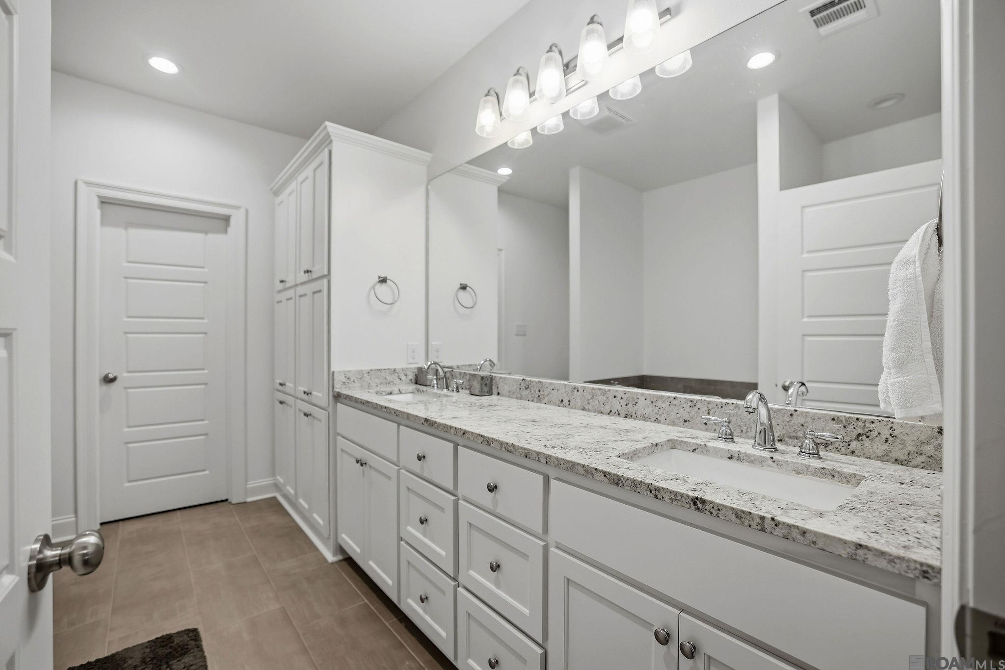 8129 Village Lake Ave, Baton Rouge, LA, 70820