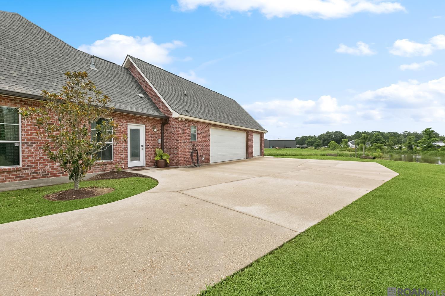 11177 Toria Ln, St Amant, LA, 70774