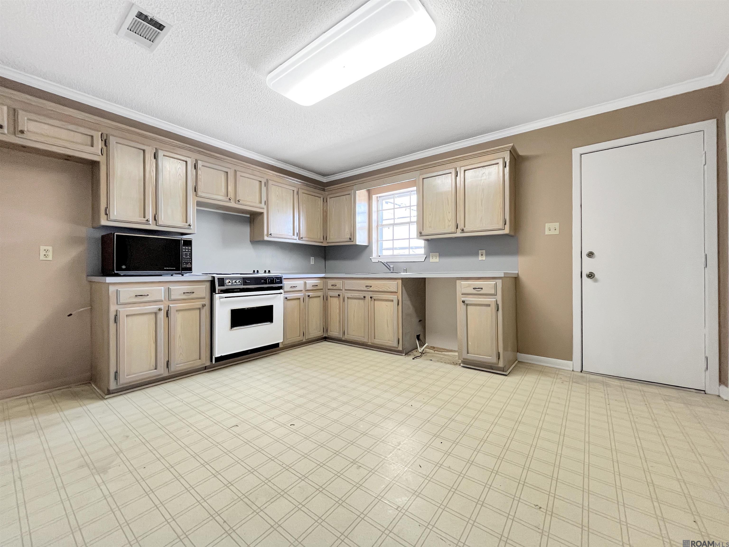 8115 Vincent Rd, Denham Springs, LA, 70726