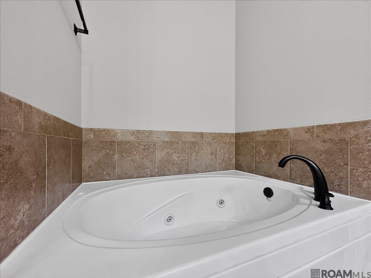 39320 St Charles Ave, Gonzales, LA, 70737