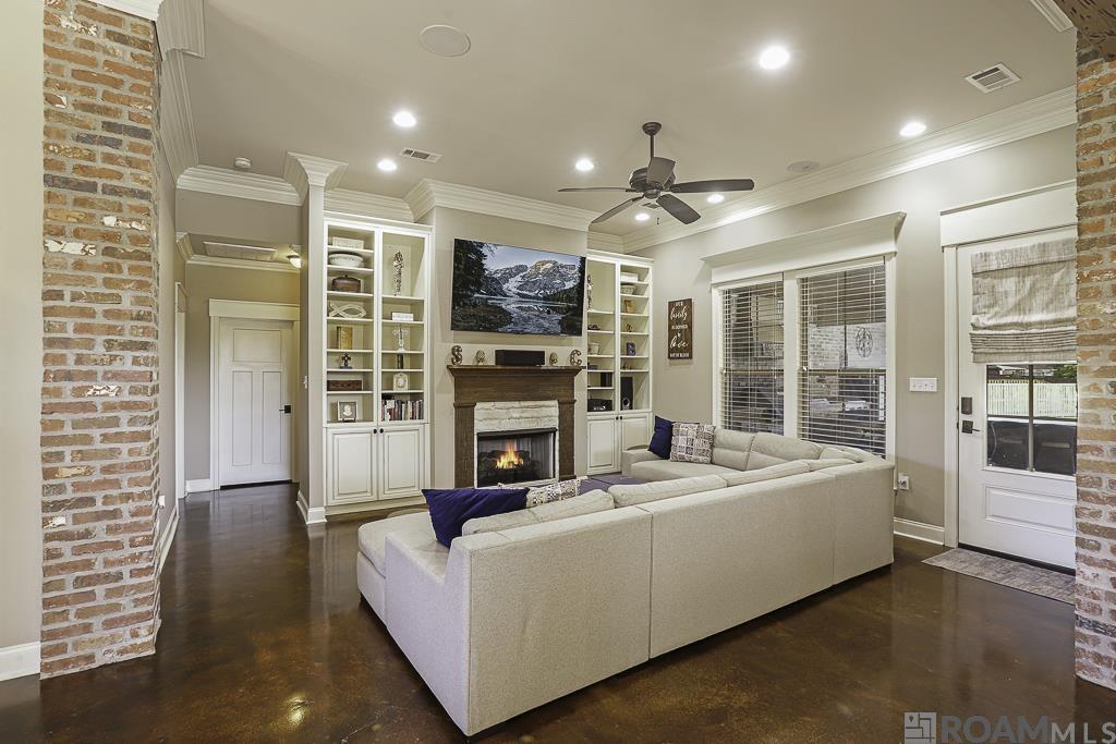 11090 Toria Ln, St Amant, LA, 70774