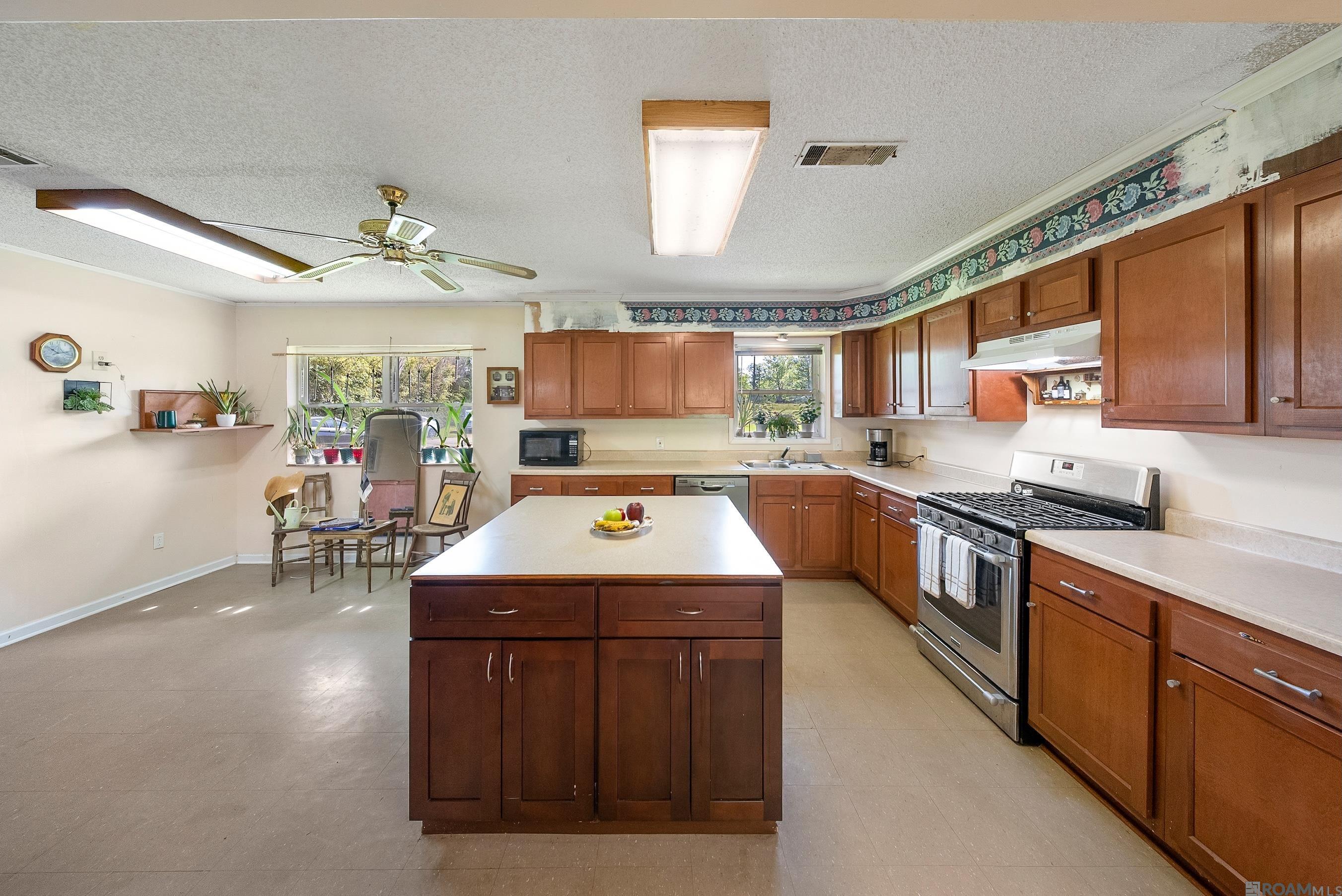 11163 Hwy 22, St Amant, LA, 70774