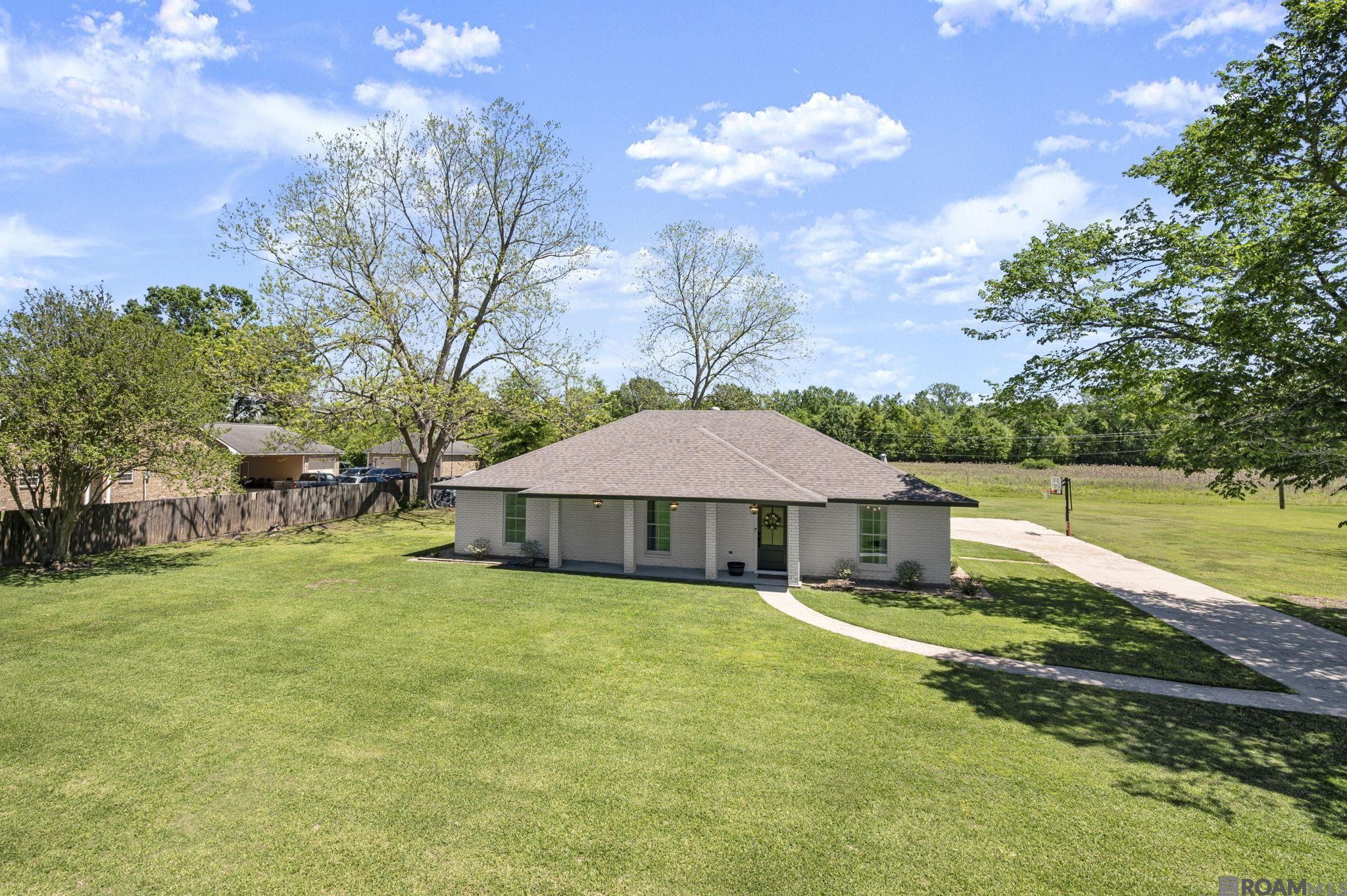 907 Colonial Dr, Port Allen, LA, 70767