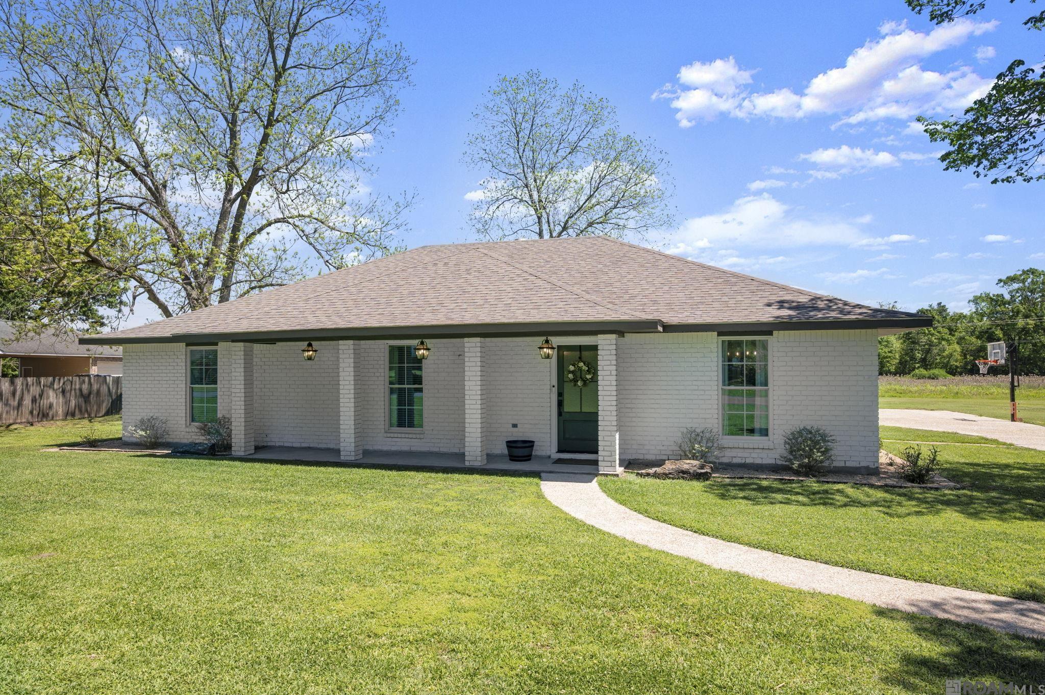 907 Colonial Dr, Port Allen, LA, 70767