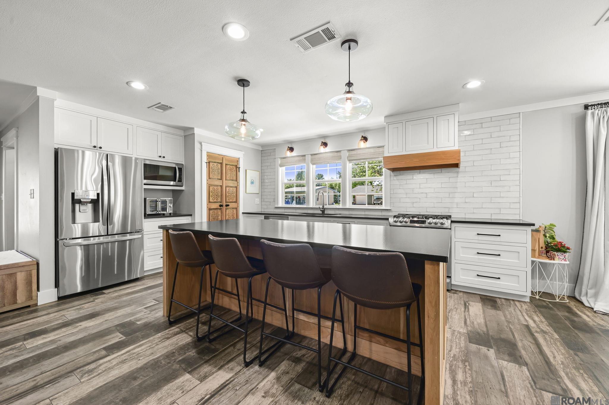 907 Colonial Dr, Port Allen, LA, 70767