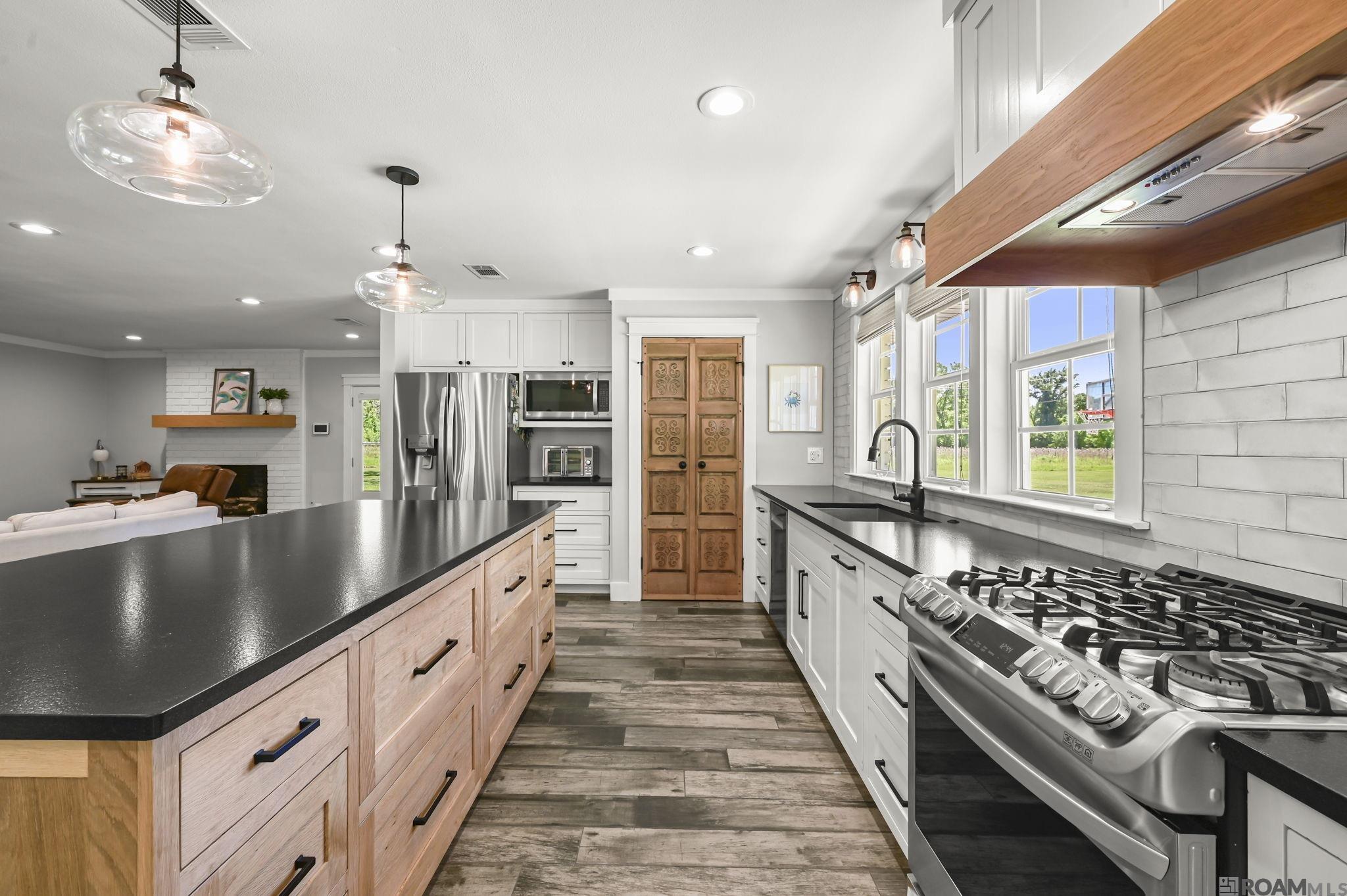 907 Colonial Dr, Port Allen, LA, 70767