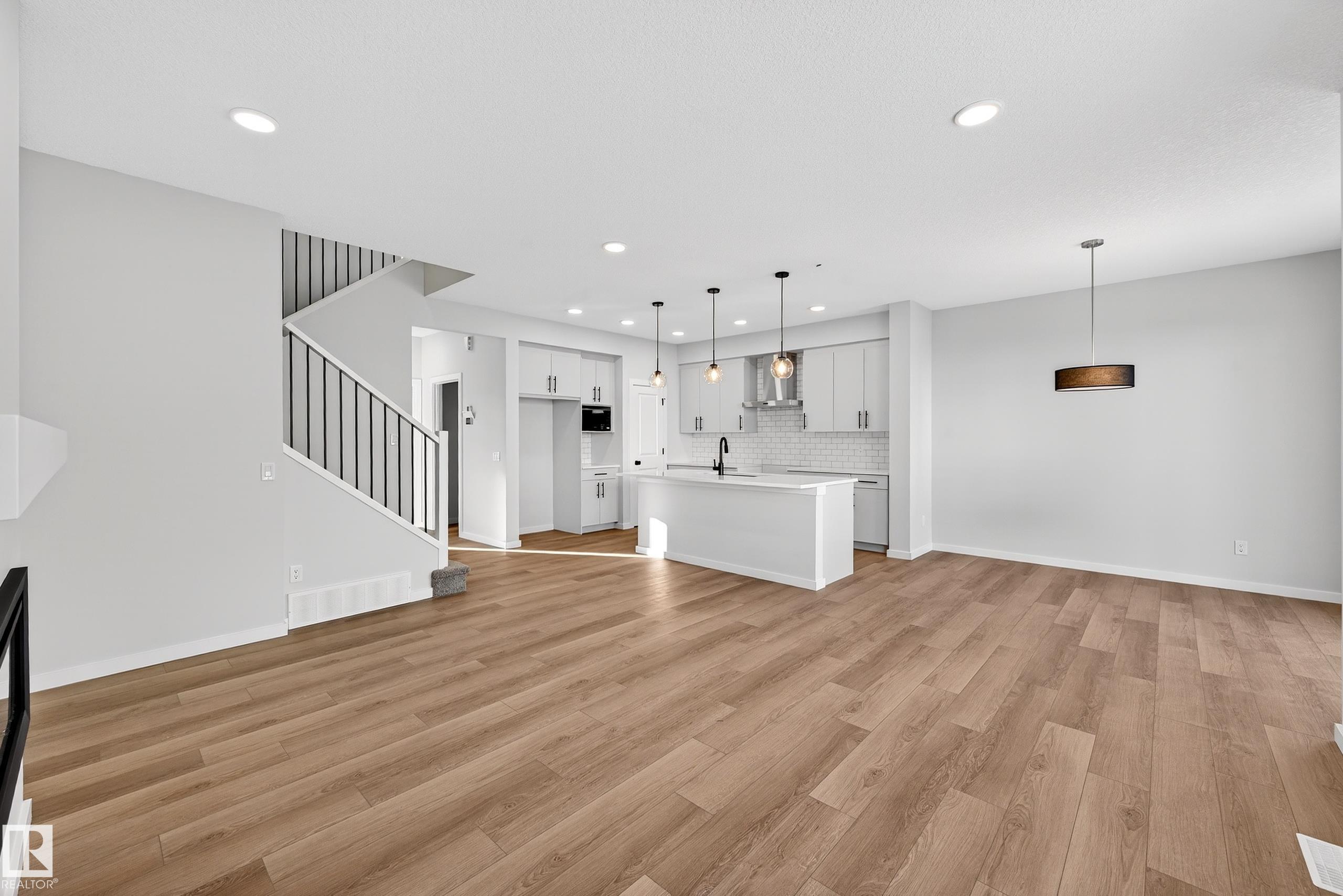 https://zimg.paragon.ice.com/ParagonImages/Property/PM/RAE/225380831/7/0/0/29333c65158b0f208a5b52b537e48631/1/df60a02058acf35a52ce57cff278f0a9/225380831-80f7a241-a4fe-4b00-90cb-b7506e41fcc4.JPG