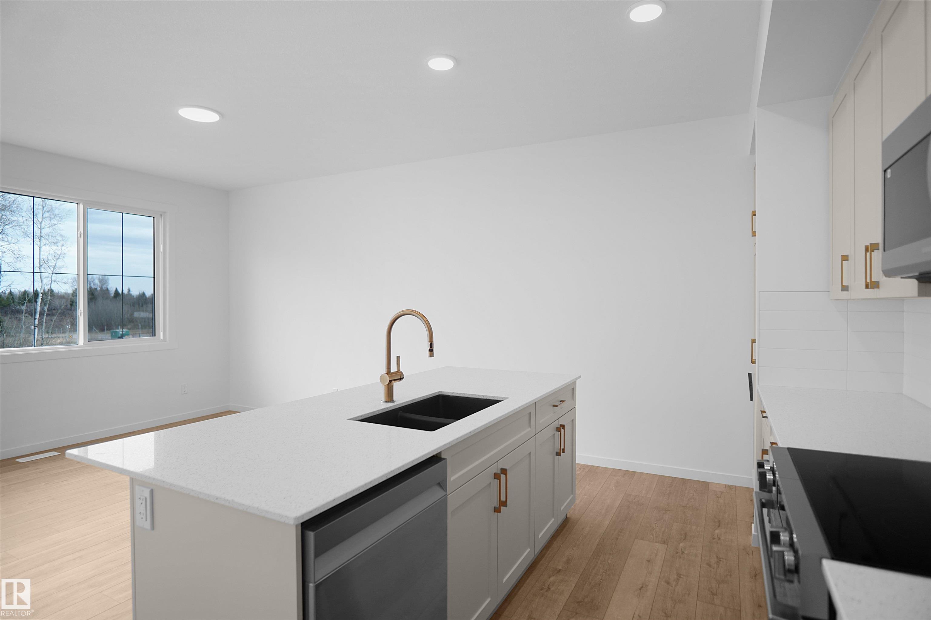 https://zimg.paragon.ice.com/ParagonImages/Property/PM/RAE/225381603/15/0/0/3fc31520a1df9bdd1586566ecf8e3a6f/1/400f2de54848ce4de417cf9457677b48/225381603-a6d6e224-95ad-4d5e-b95c-358e939aa9e1.JPG