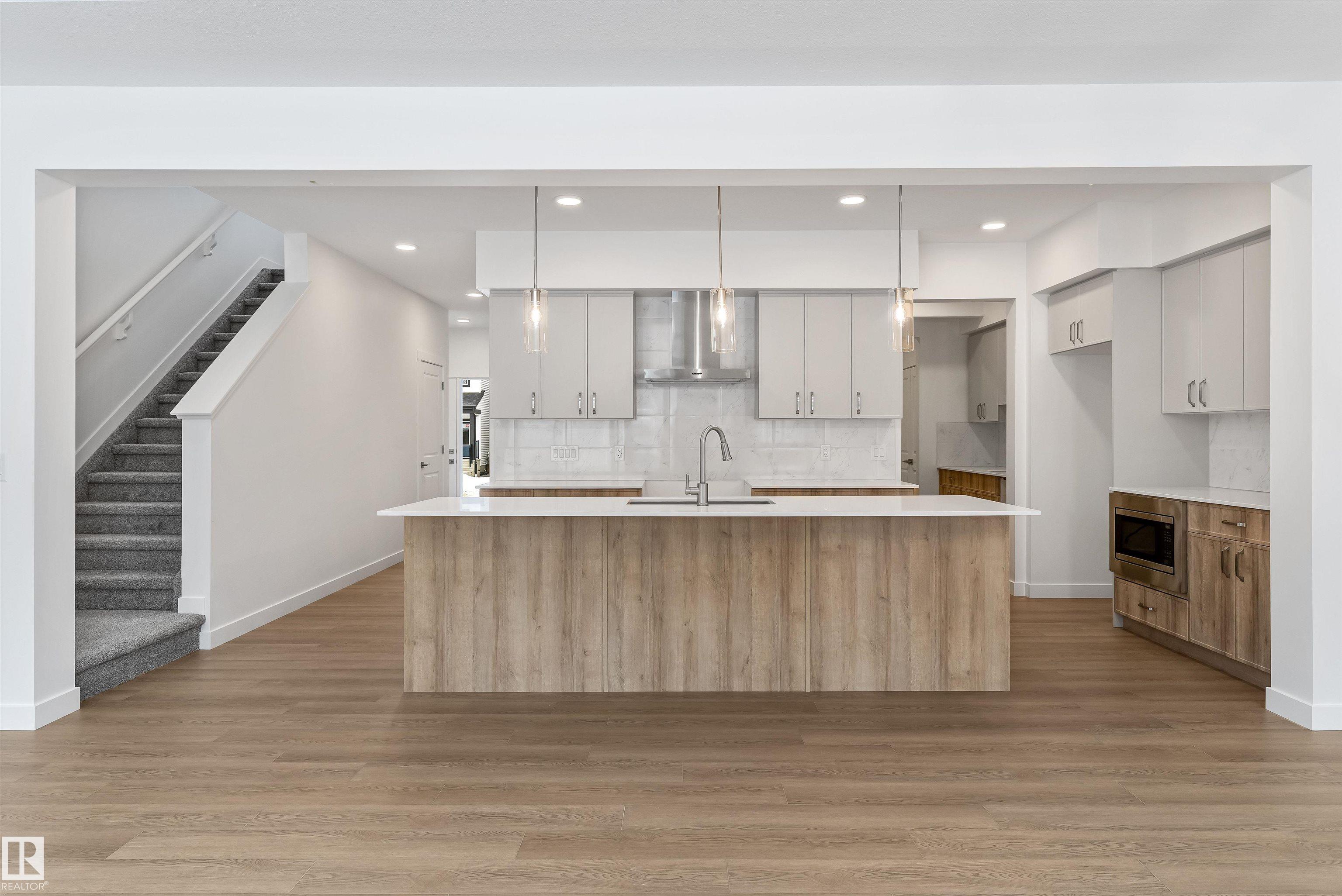 https://zimg.paragon.ice.com/ParagonImages/Property/PM/RAE/225383788/8/0/0/090eab000d53e6fa5e6fe2e2d19e4c28/1/8a9d61b40f61ca32fb4dafe63dc79c02/225383788-7c17030a-0d21-472c-a4fa-7608b13fc915.JPG