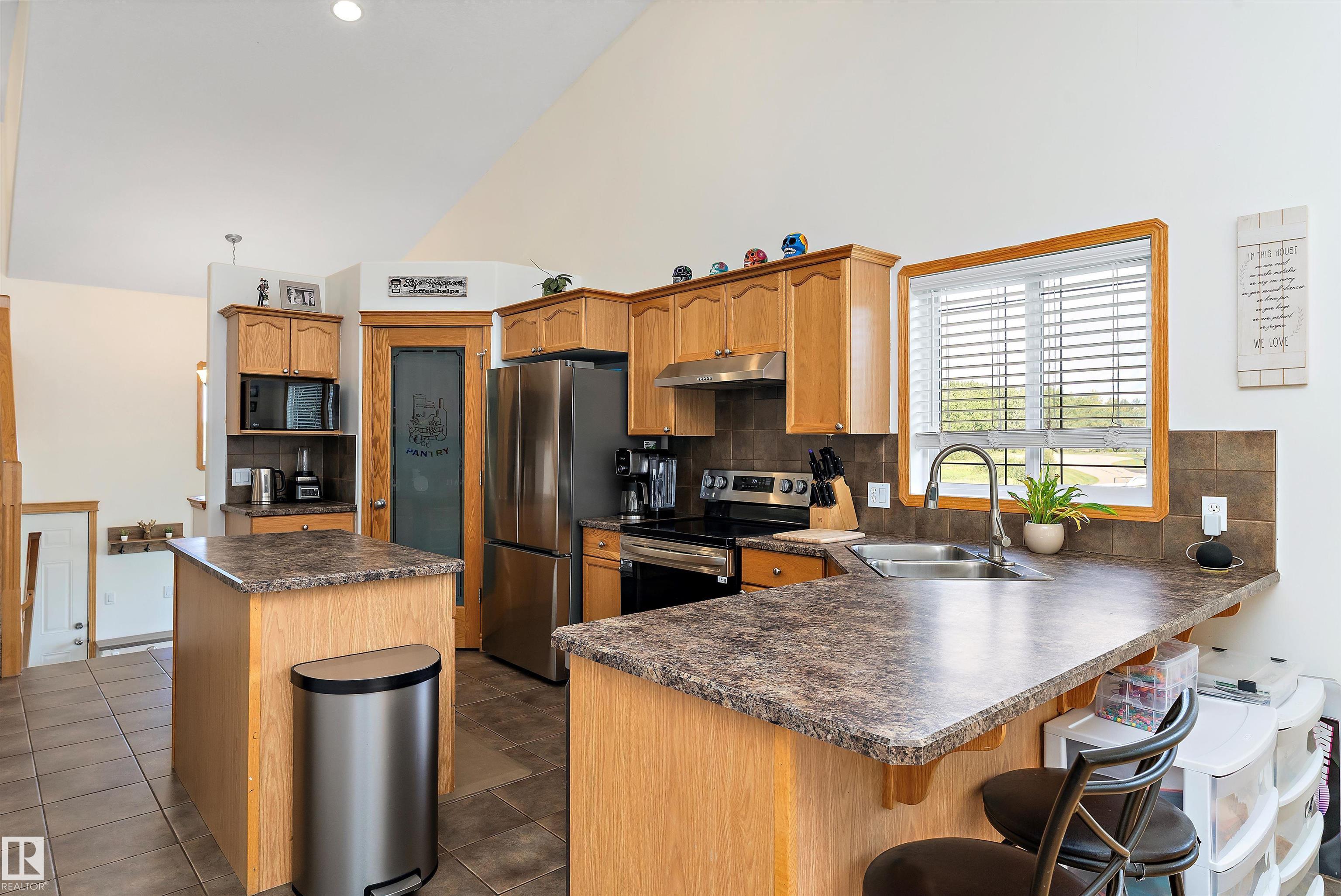 Photo 8 at 75 Willowview Bv, Willow Peak Park, Rural Parkland County