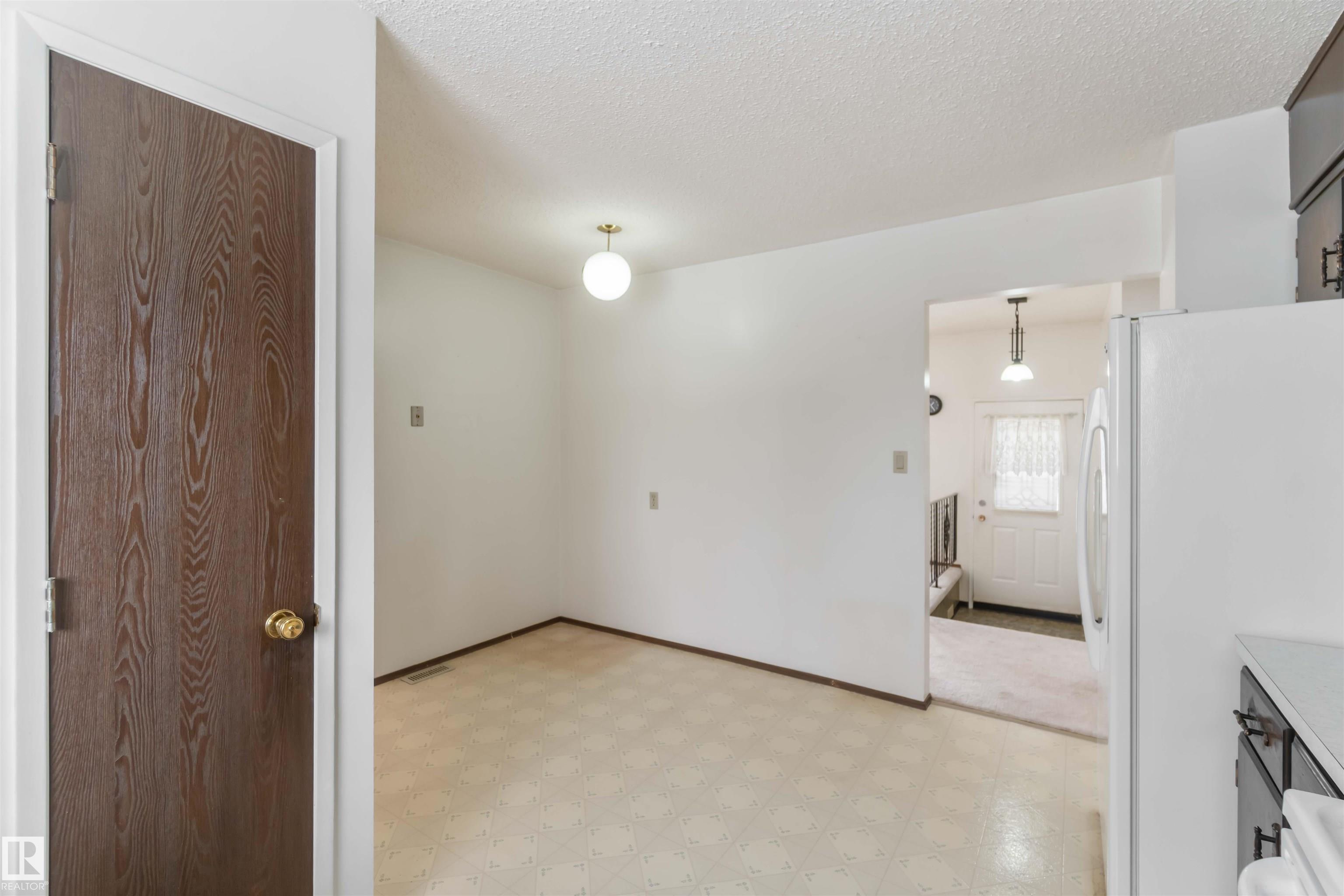 Photo 17 at 4130 134a Avenue NW, Sifton Park, Edmonton