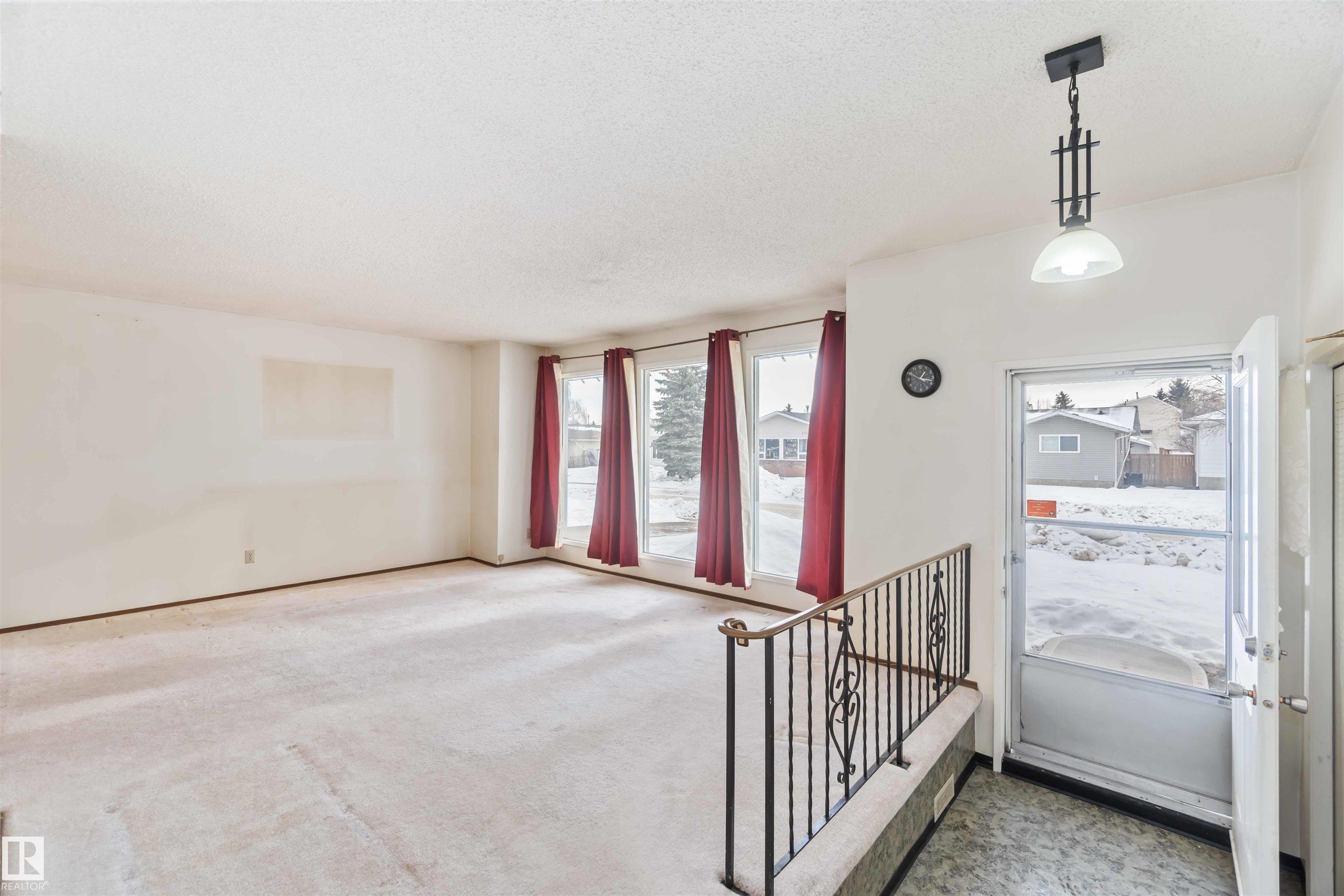 Photo 3 at 4130 134a Avenue NW, Sifton Park, Edmonton
