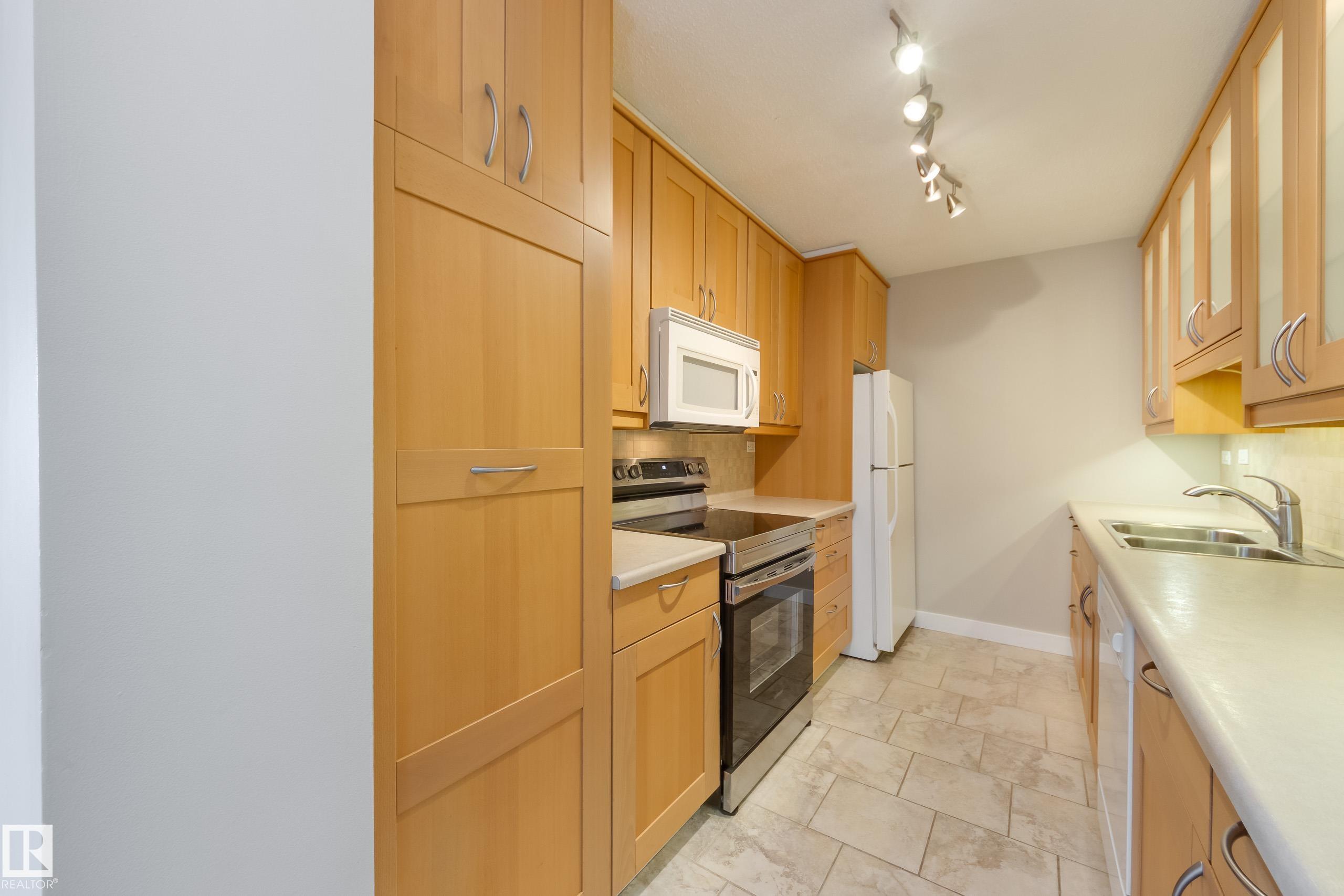 Photo 18 at 1503 - 12303 Jasper Avenue NW, Wîhkwêntôwin, Edmonton