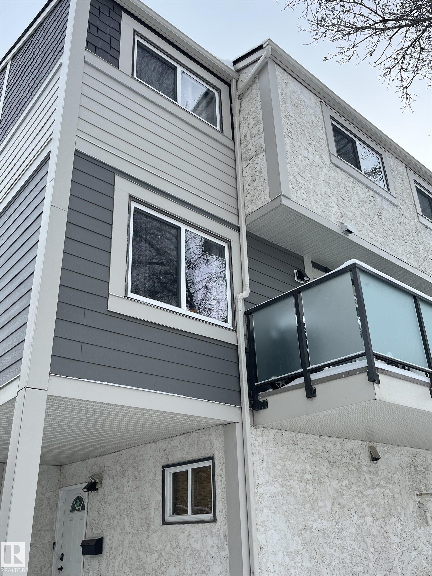 Photo 2 at 322 Willow Court NW, Lymburn, Edmonton