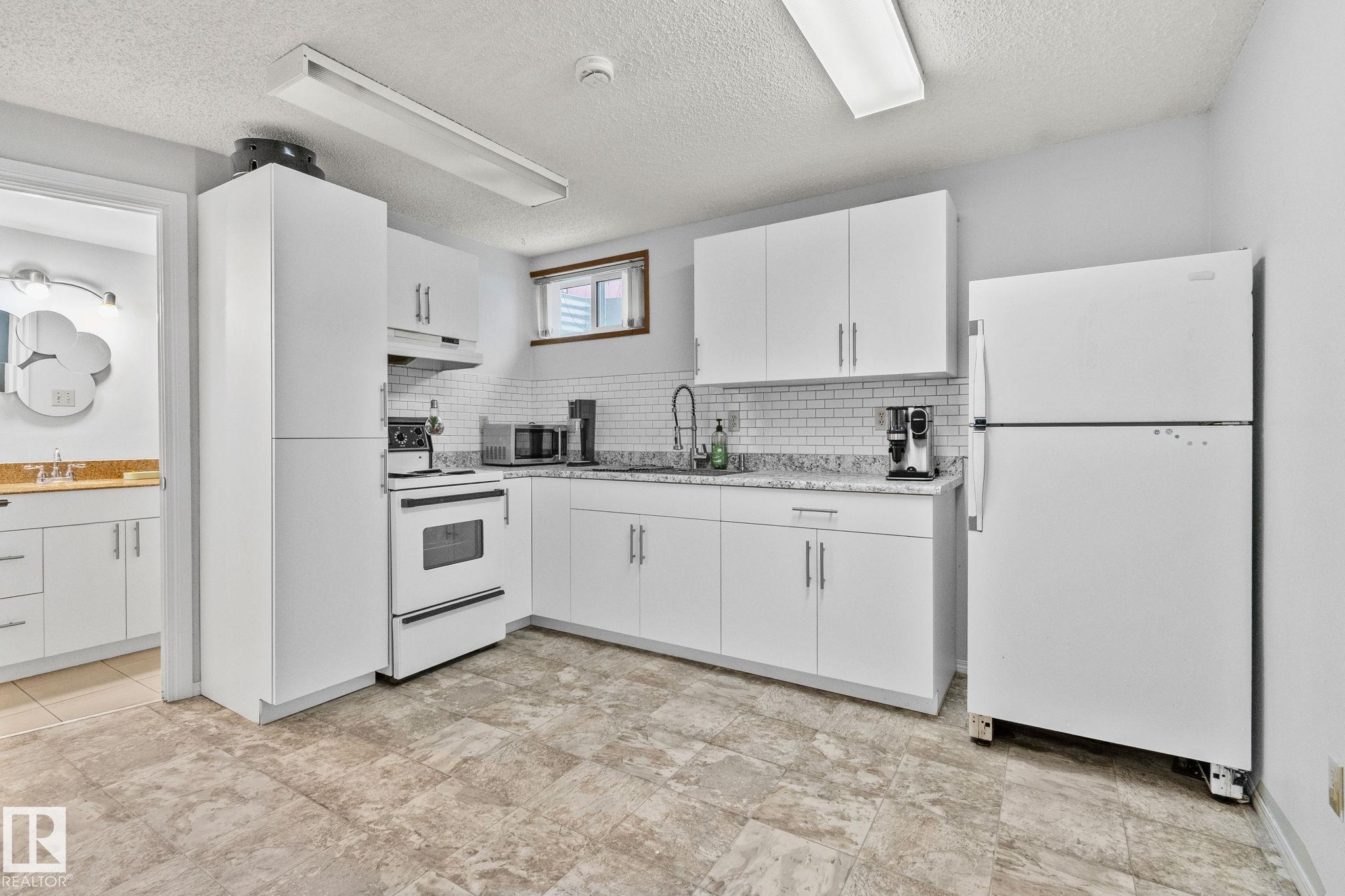 Photo 18 at 17523 95 Street NW, Lago Lindo, Edmonton