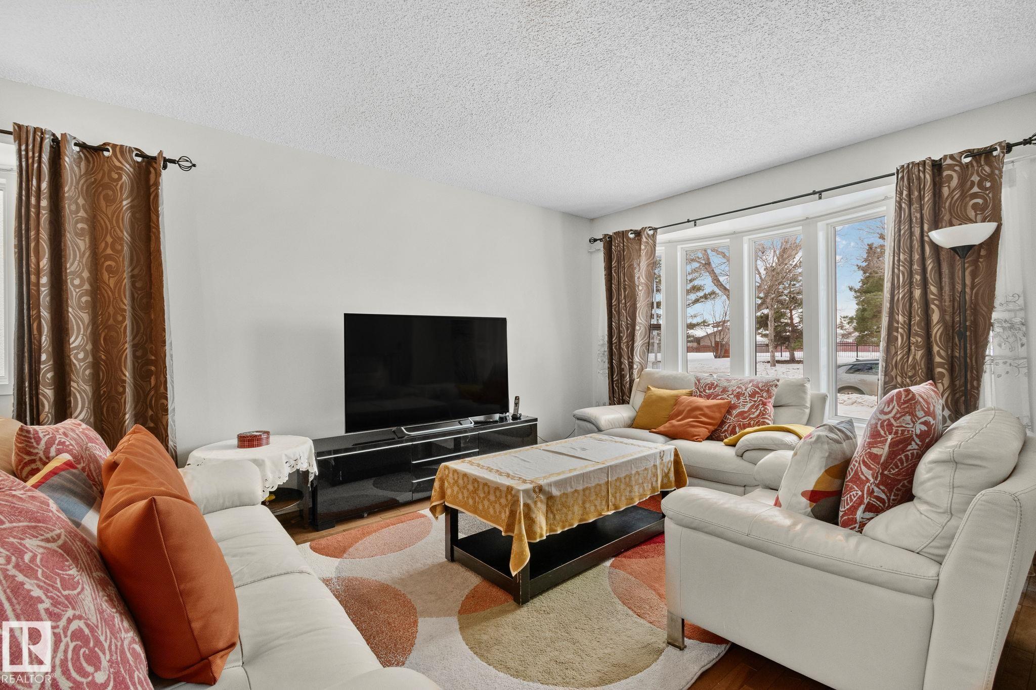 Photo 3 at 17523 95 Street NW, Lago Lindo, Edmonton