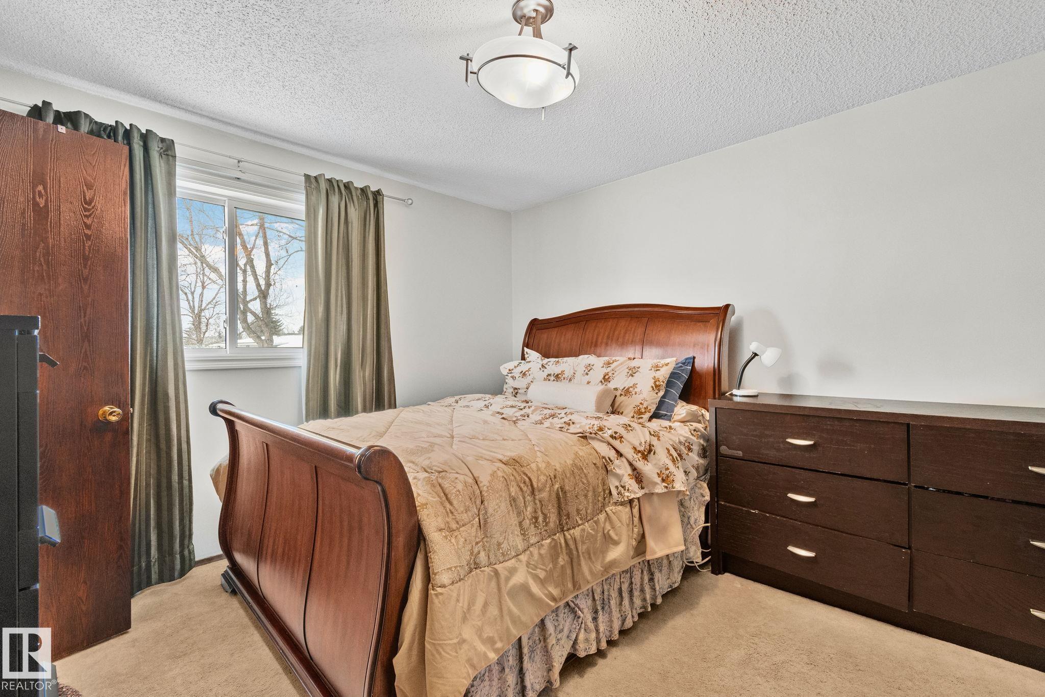 Photo 7 at 17523 95 Street NW, Lago Lindo, Edmonton