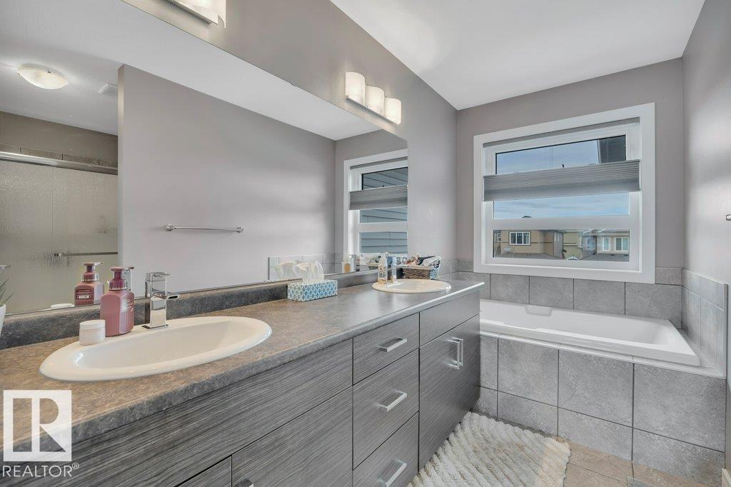 Photo 27 at 45 Sandalwood Place, Suntree, Leduc