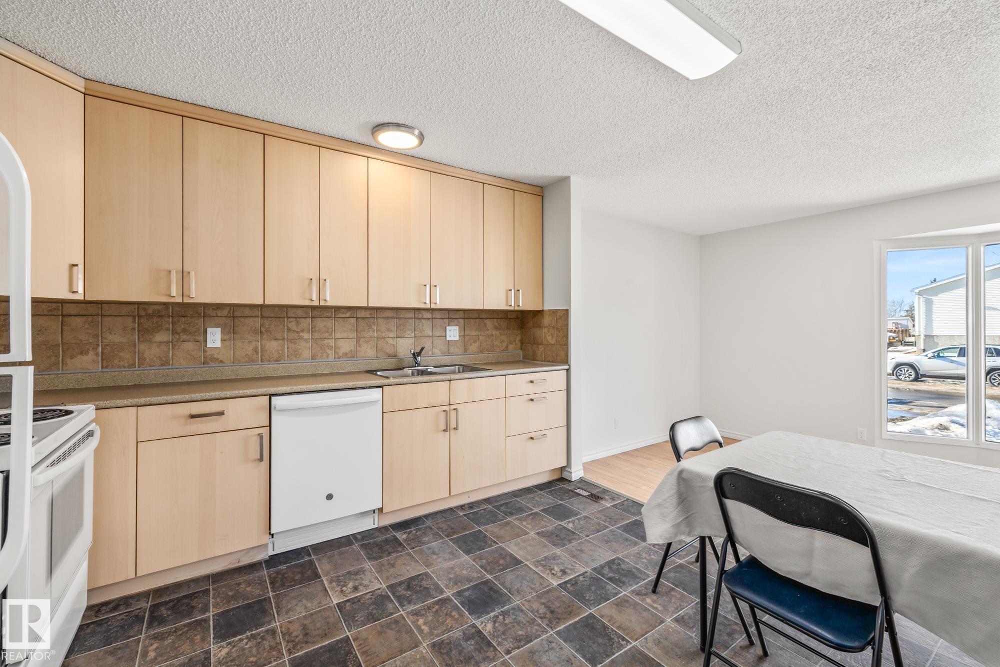Photo 3 at 3543 46 Street NW, Minchau, Edmonton