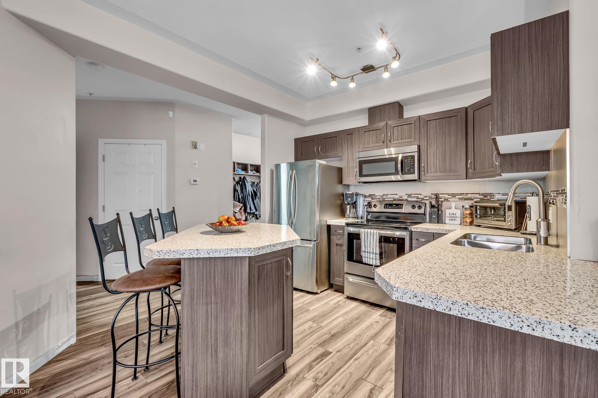 Photo 11 at 104 - 10046 110 Street NW, Wîhkwêntôwin, Edmonton