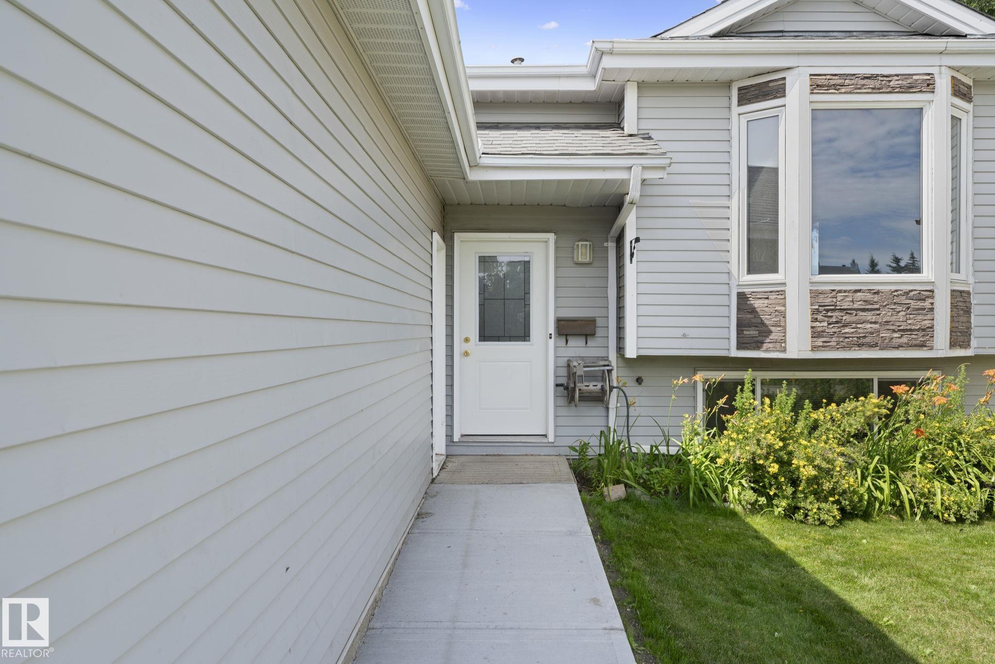 Photo 4 at 10458 14 Avenue NW, Bearspaw, Edmonton