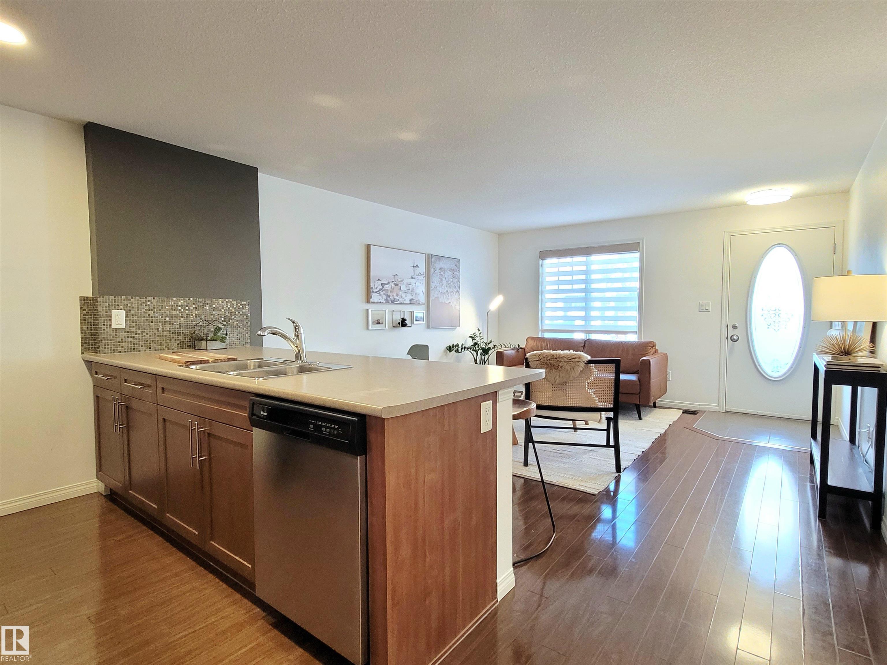https://zimg.paragon.ice.com/ParagonImages/Property/PM/RAE/225386272/14/0/0/263b22836eb3732324a82141b75a02b1/1/0904ec114ef3450b04648501c438a141/225386272-c976672a-d3ed-4f49-b032-98b25c3c6bbb.JPG