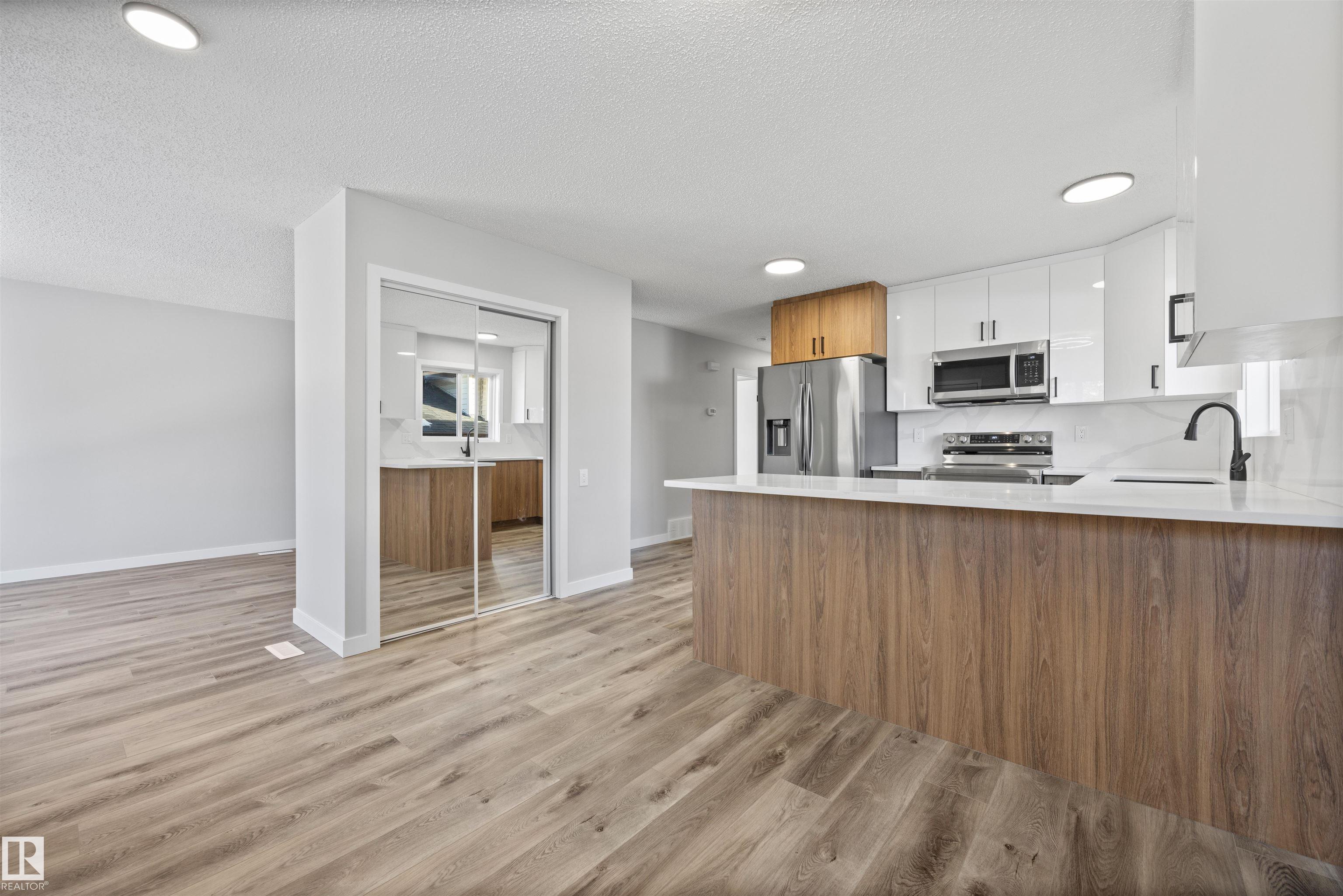 Photo 5 at 16924 95 Street NW, Lago Lindo, Edmonton